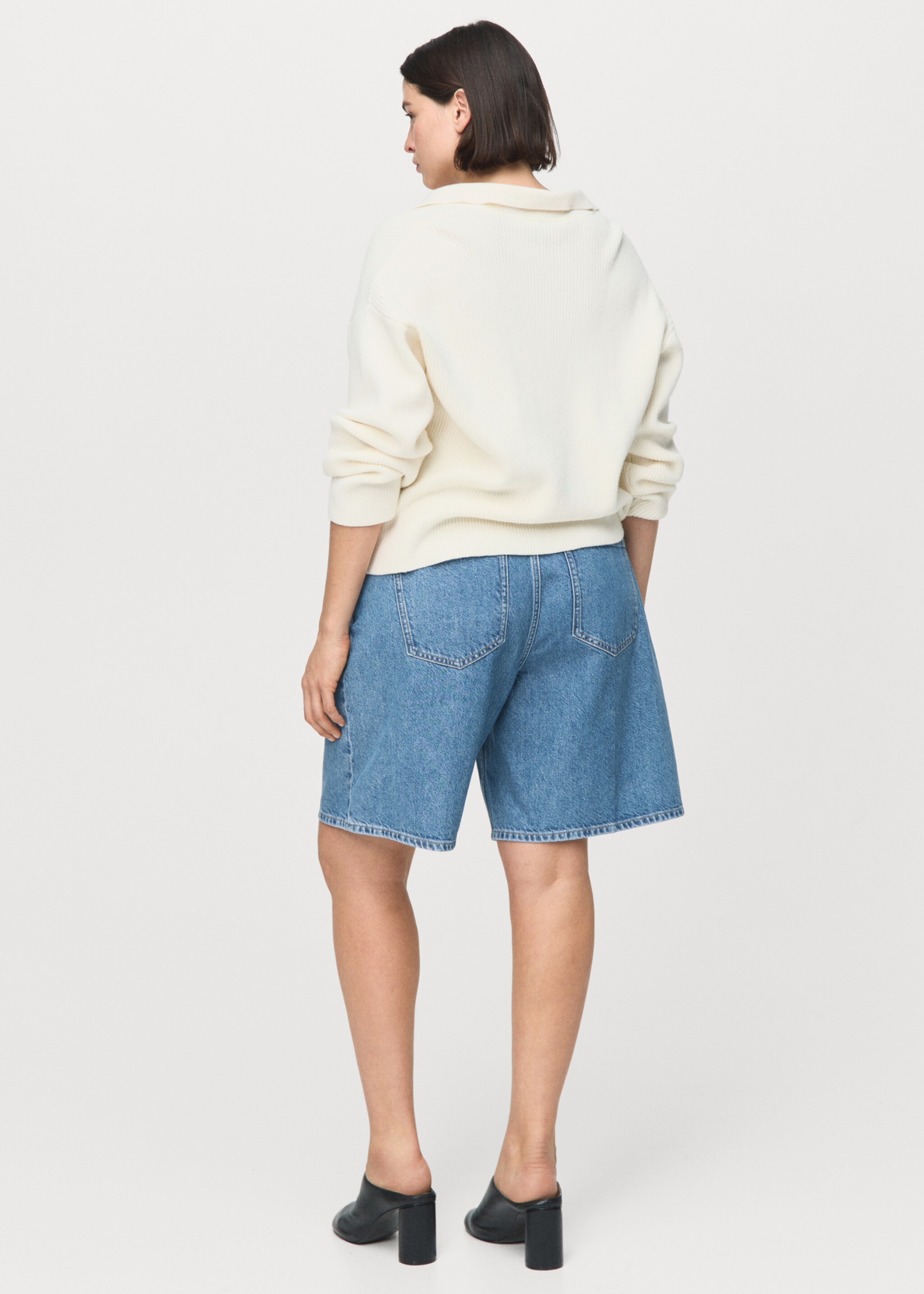 High-waist straight-fit denim shorts - Details of the article 4, Medium Blue. Ref: 27093279-00.