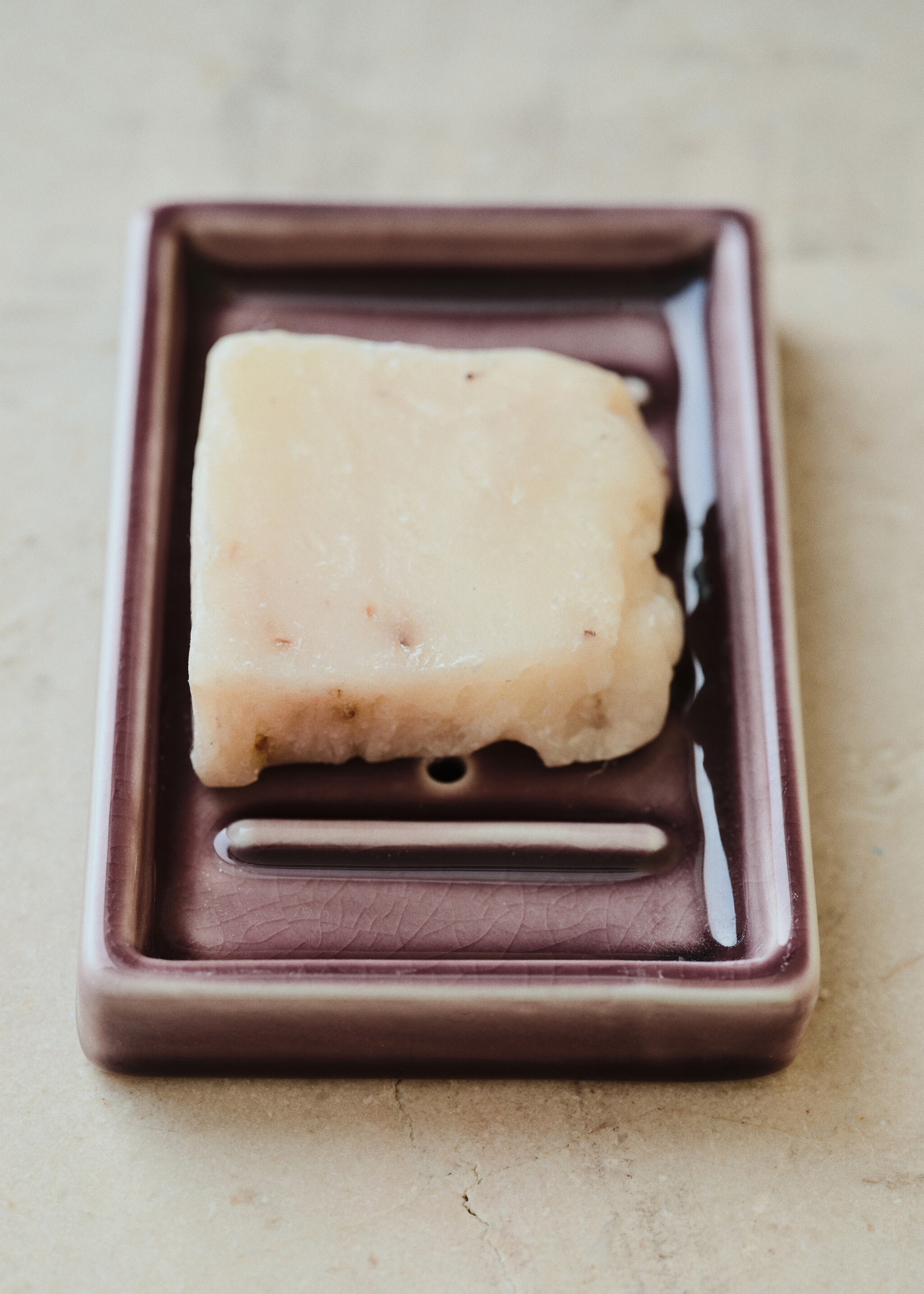 Keramisch zeepbakje met craquelé-effect - Detail van het artikel 6, Kersenrood. Ref: 27093283-00.