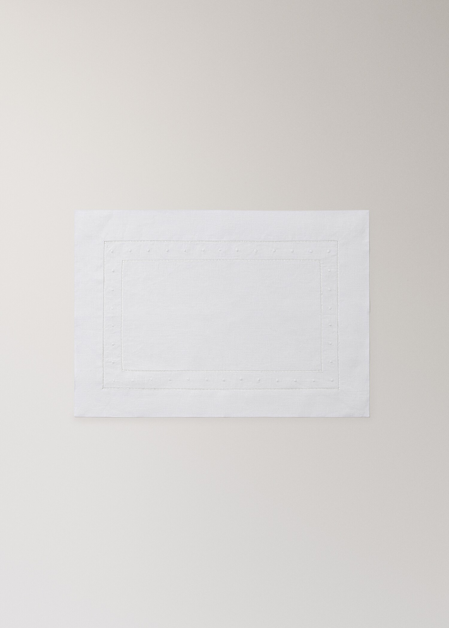Embroidered dot table mat - Article without model