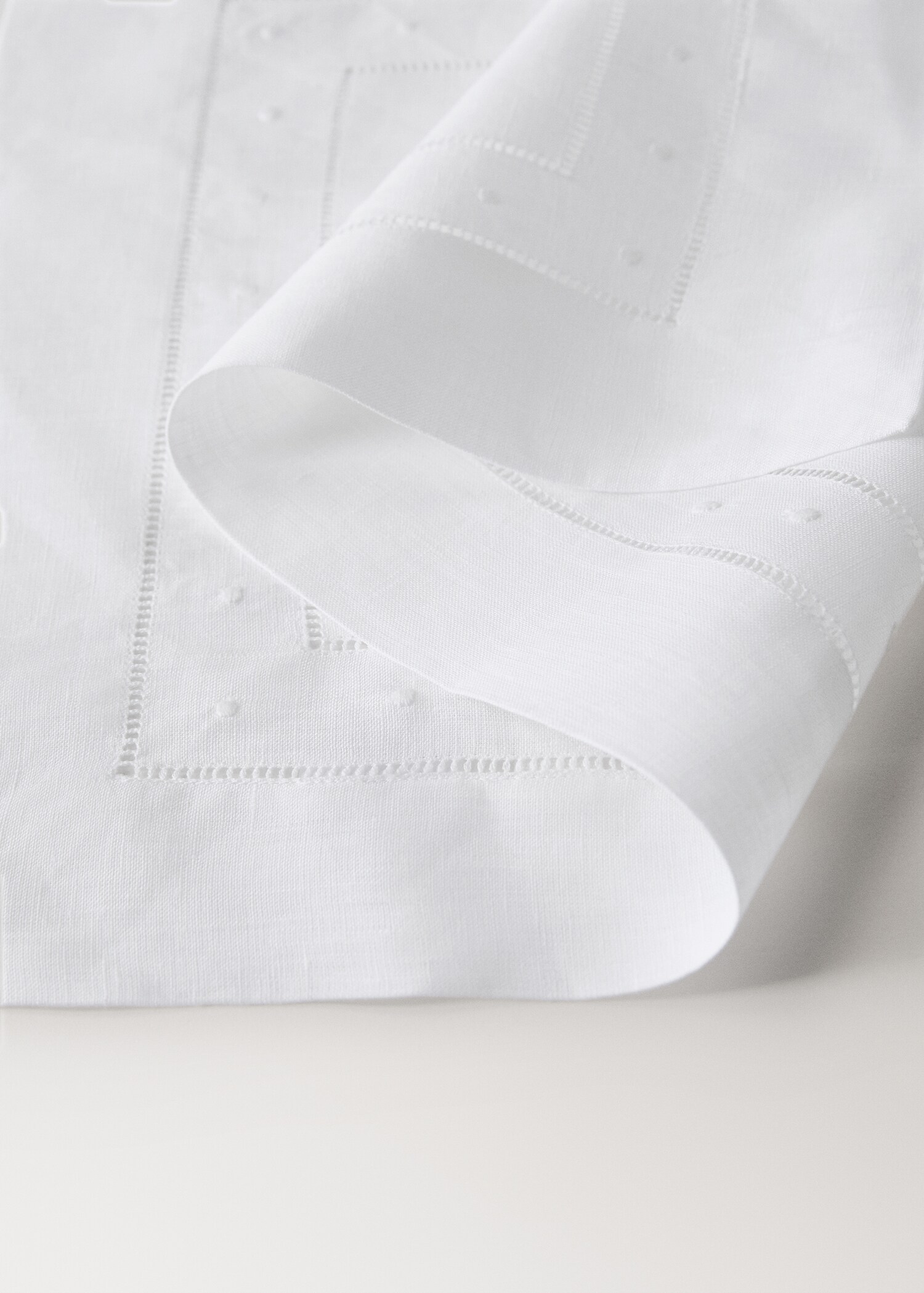 Embroidered dot table mat - Details of the article 1