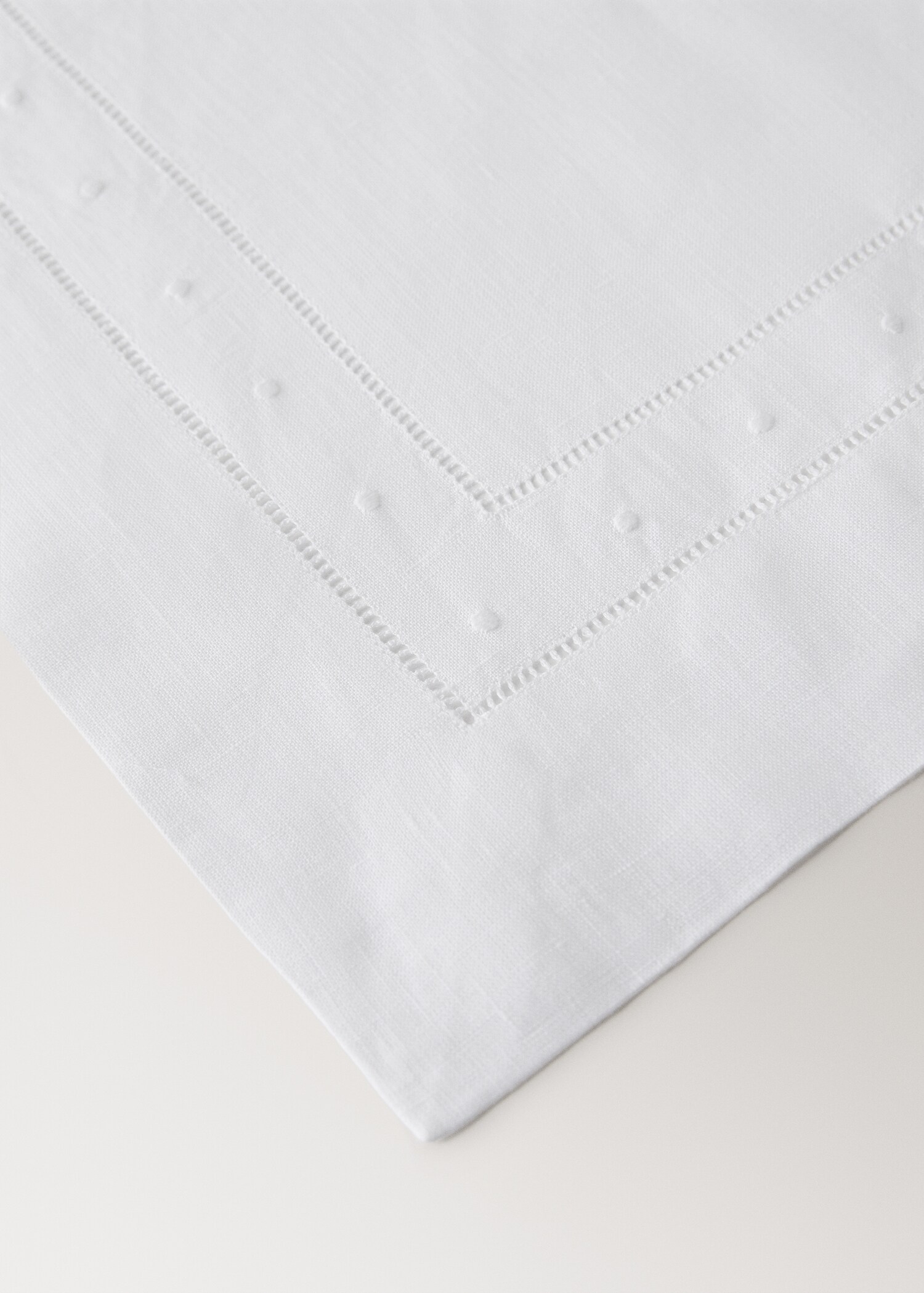 Embroidered dot table mat - Details of the article 2