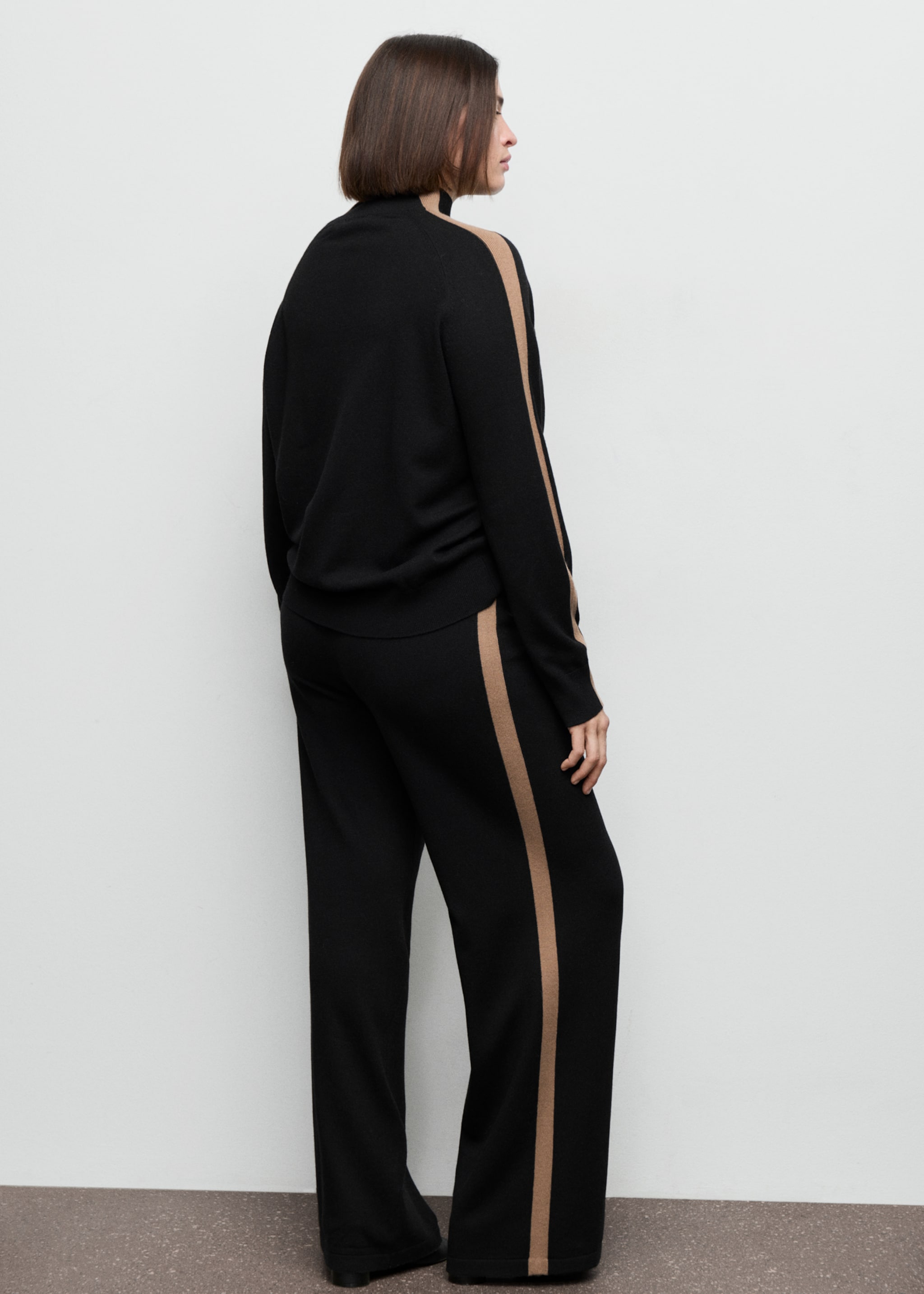 Contrast stripe knit trousers - Details of the article 4, Black. Ref: 27093295-00.