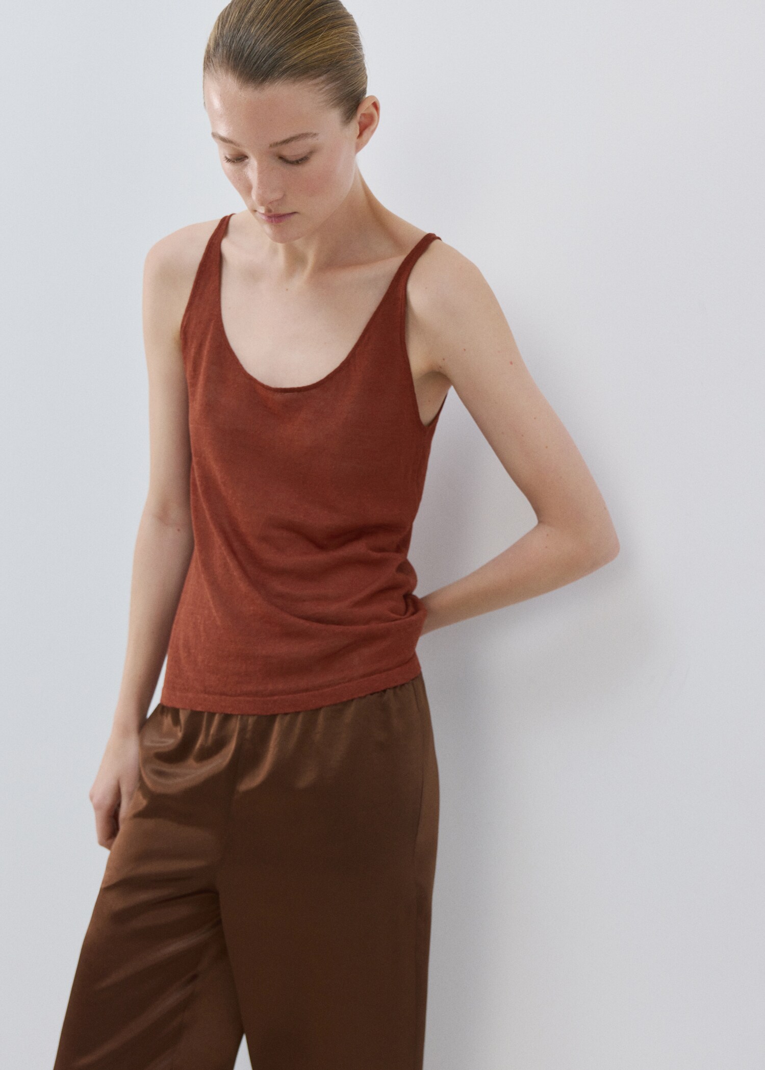 Трикотажный топ изо льна - Средний план