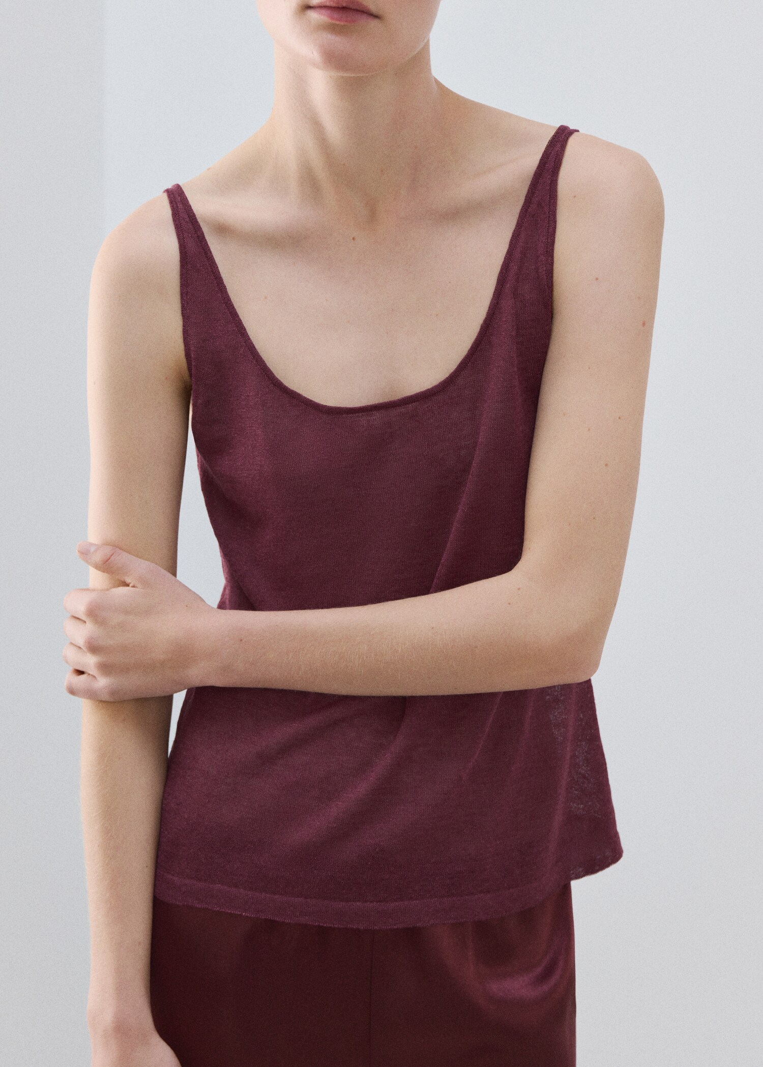 Трикотажный топ изо льна - Средний план