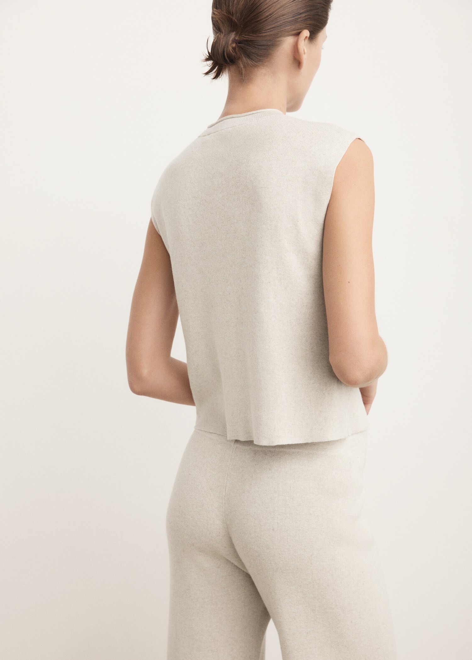 Cotton linen knitted gilet with buttons - Reverse of the article