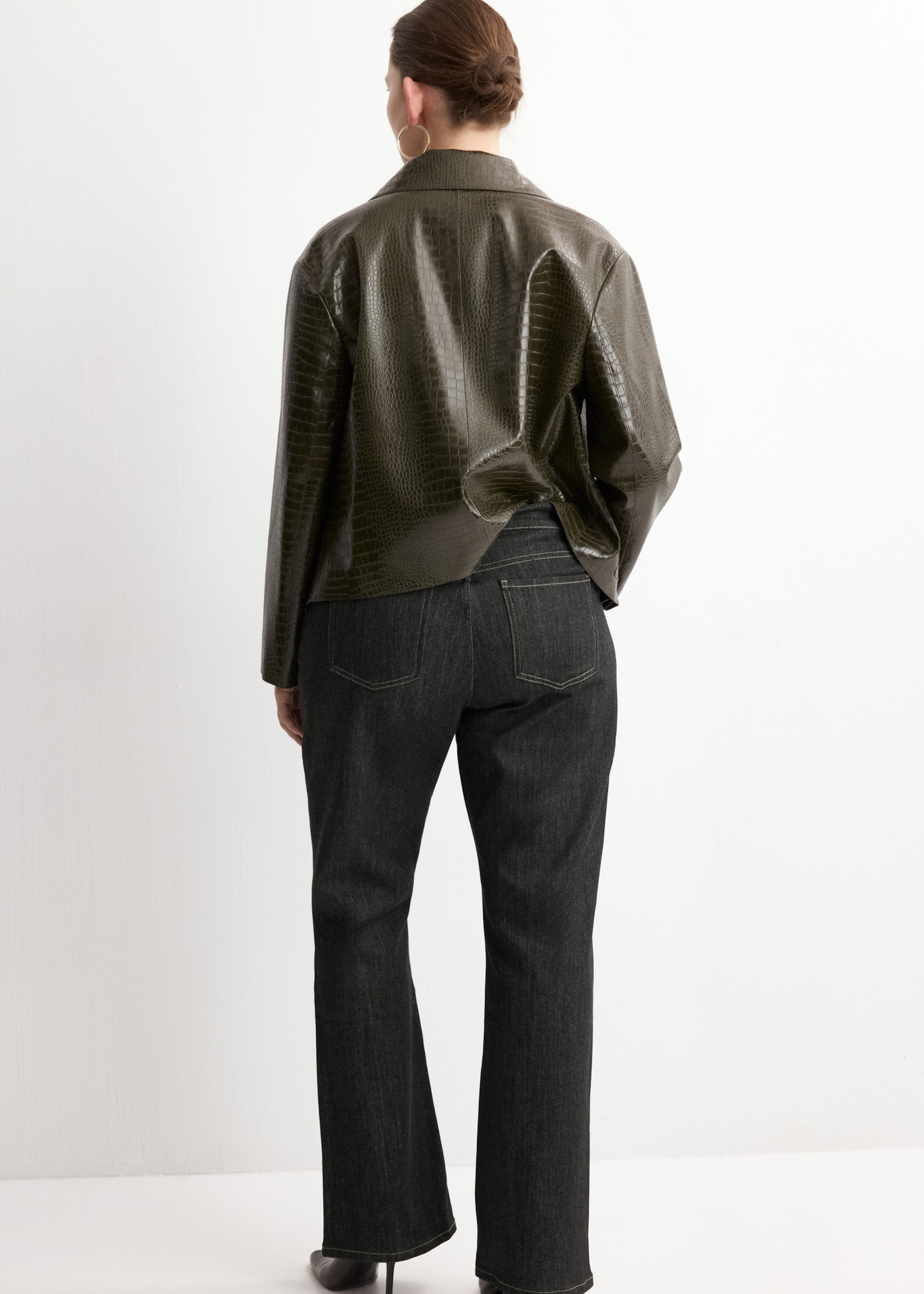 Jeans med utsvängda ben och medelhög midja - Detaljer om artikeln 4, Svart. Ref: 27093318-00.