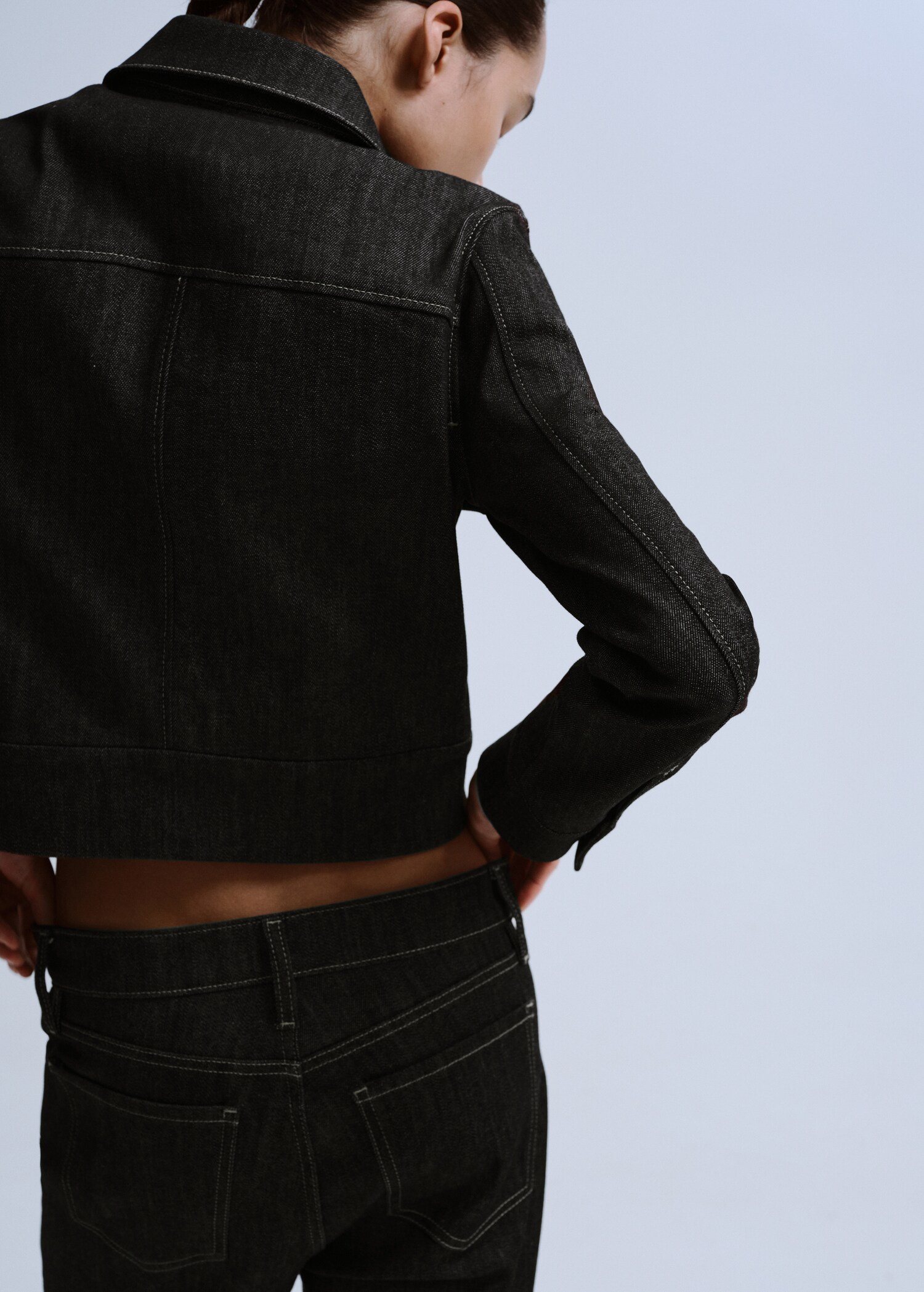 Jeans med utsvängda ben och medelhög midja - Detaljer om artikeln 6