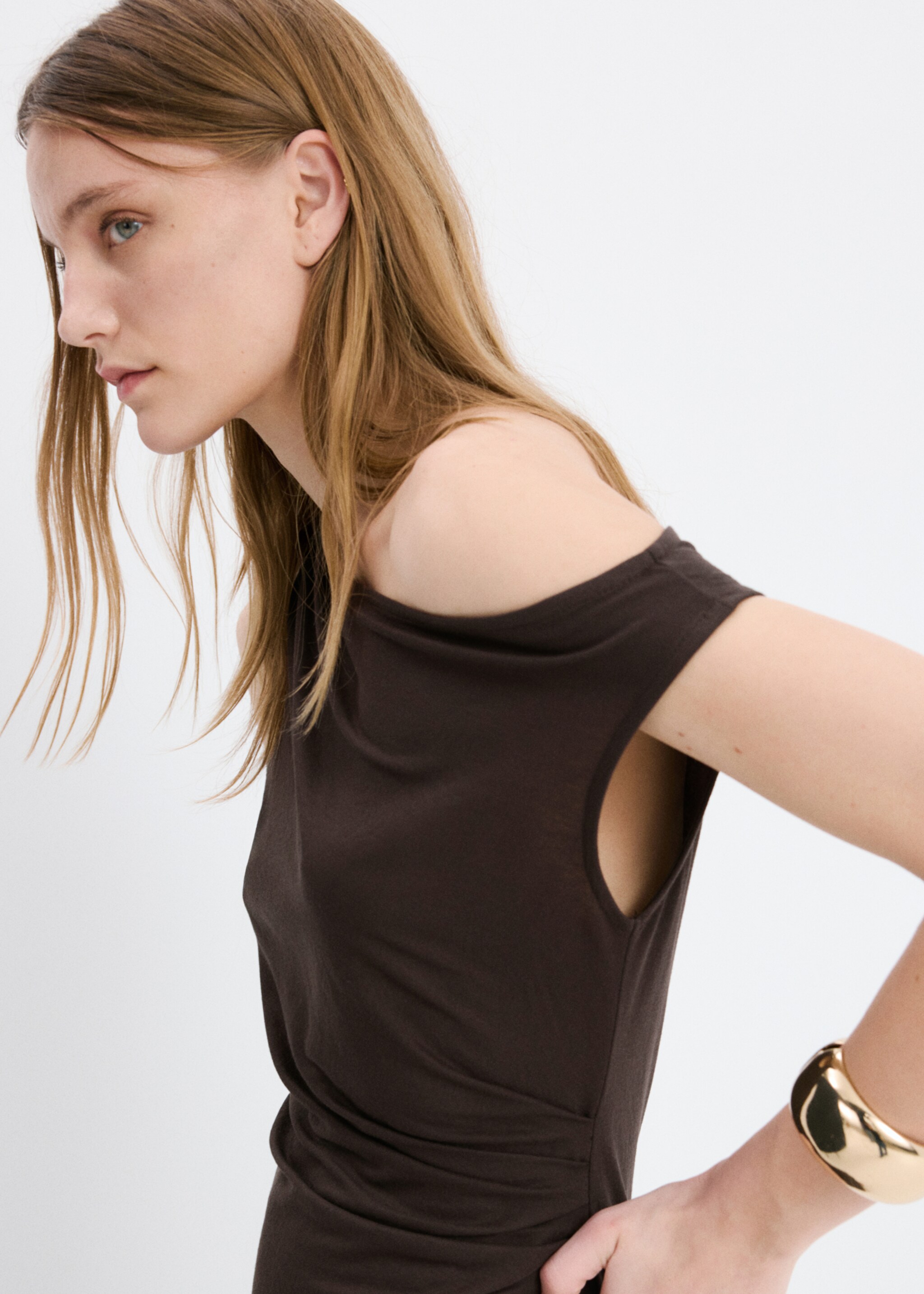 Asymmetric draped gown - Details of the article 1, Brown. Ref: 27093319-00.