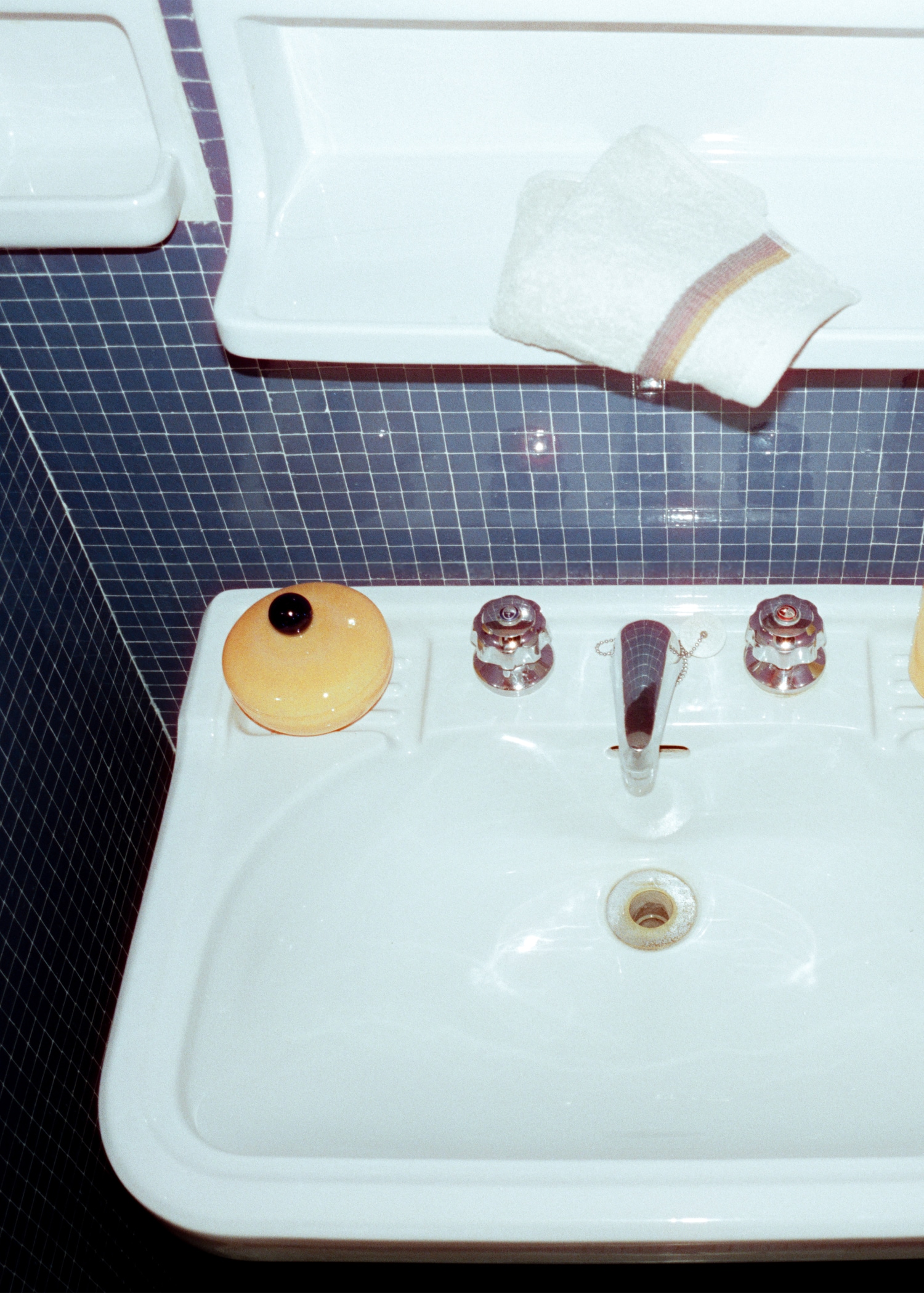 Coloured borosilicate bathroom jar - Details of the article 6