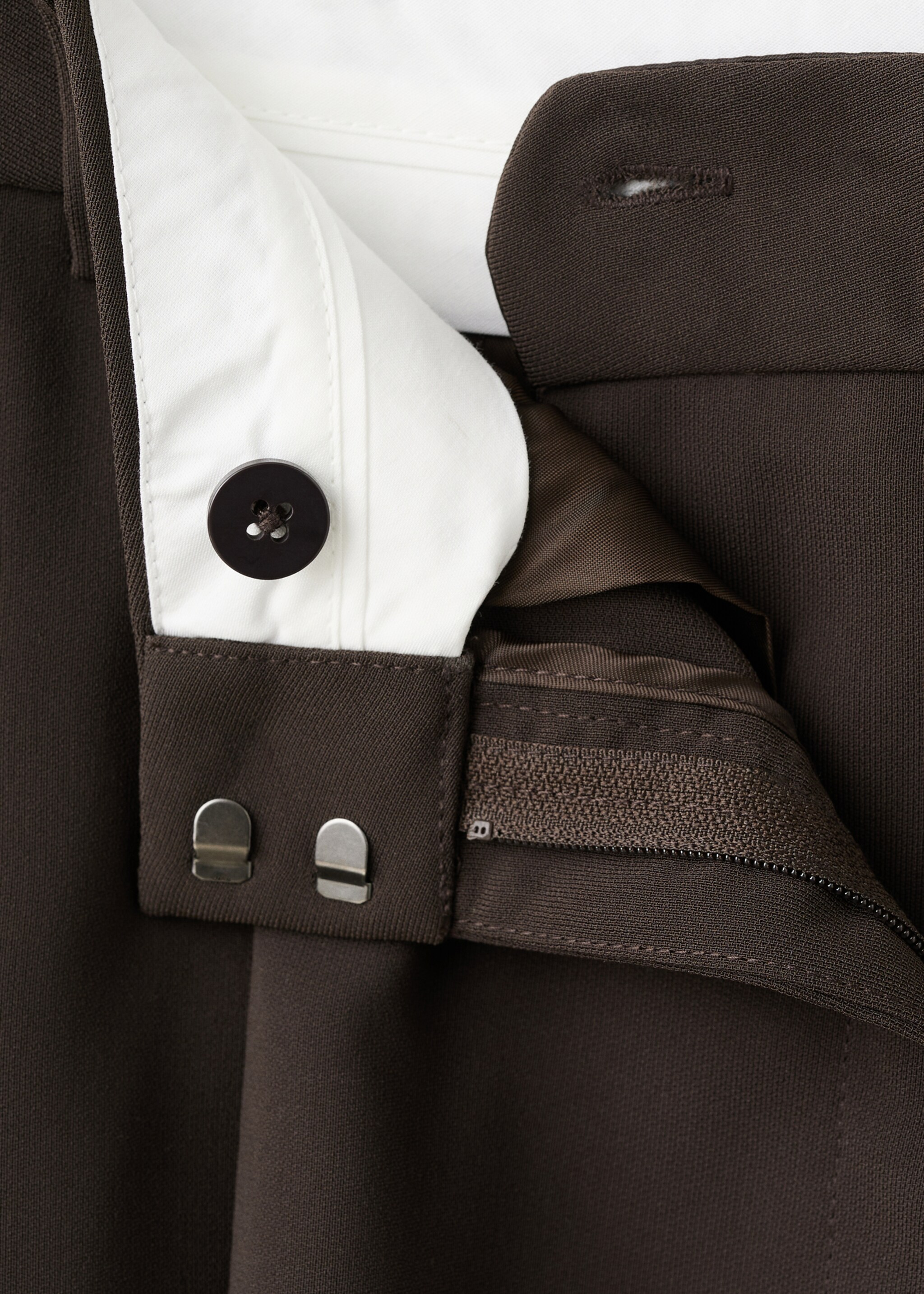 Straight mid-rise bermuda shorts - Details of the article 8, Brown. Ref: 27093324-00.