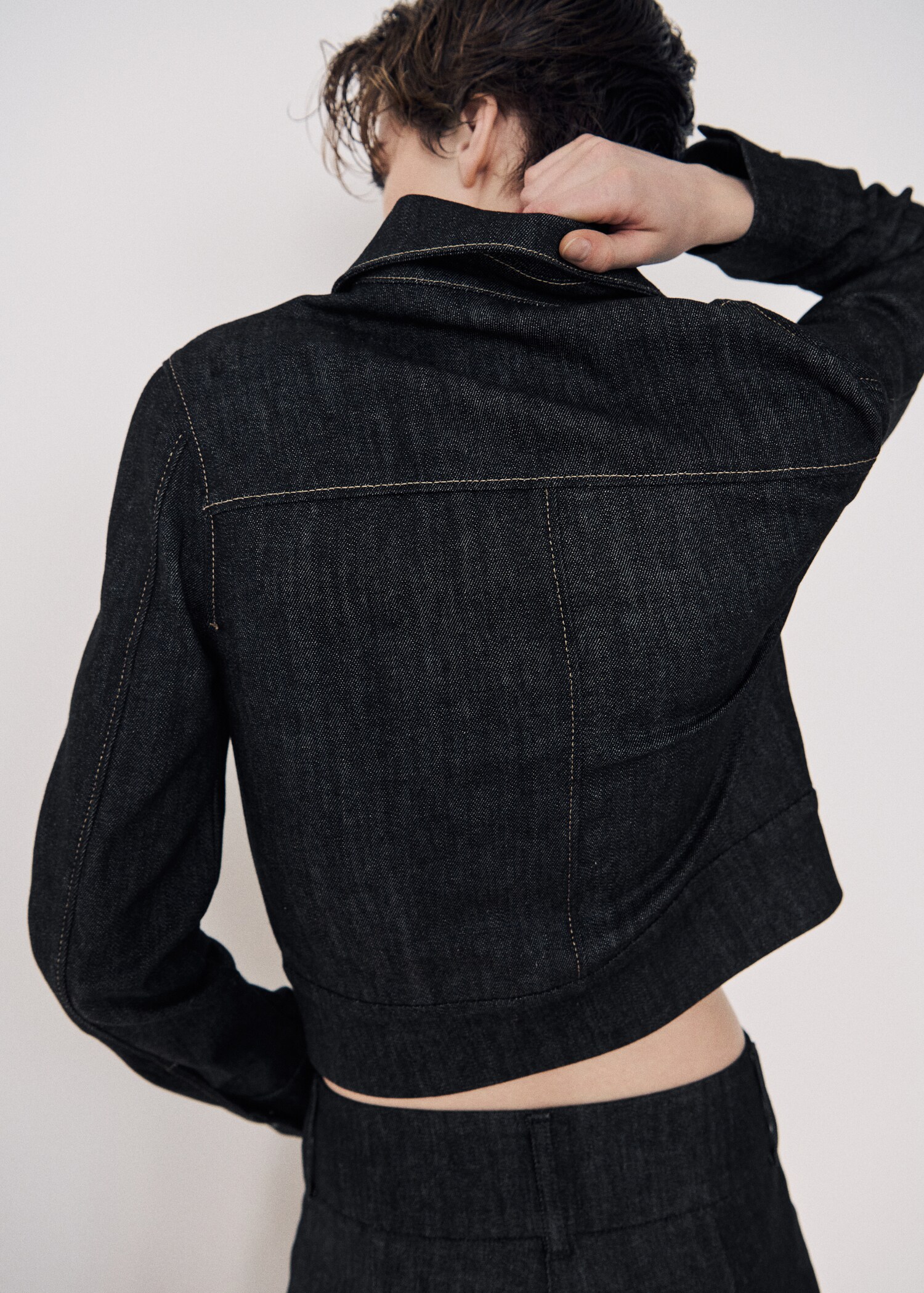 Fitted denim jacket with pockets - Reverse of the article