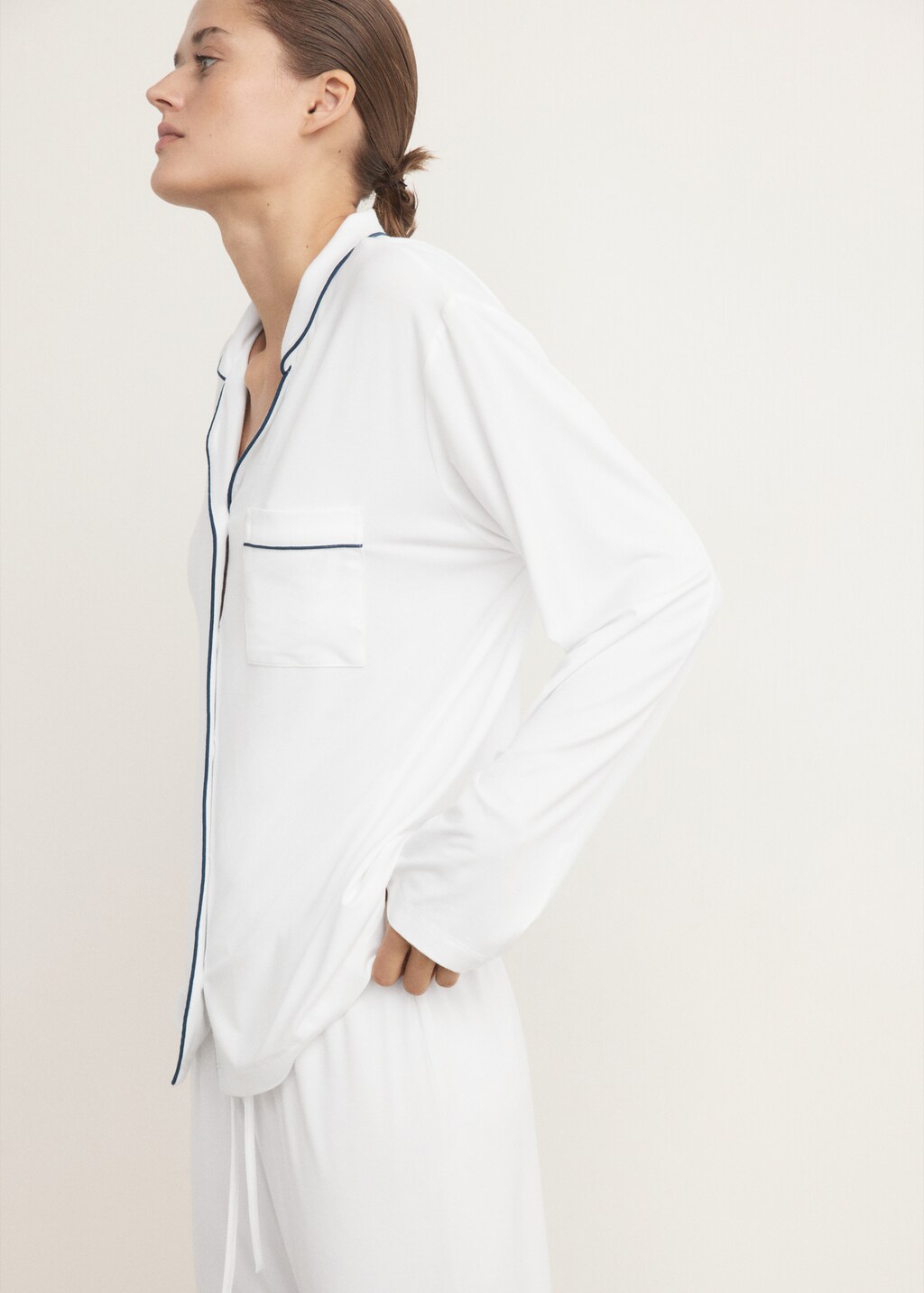 Two-piece pyjamas with piping - image 3