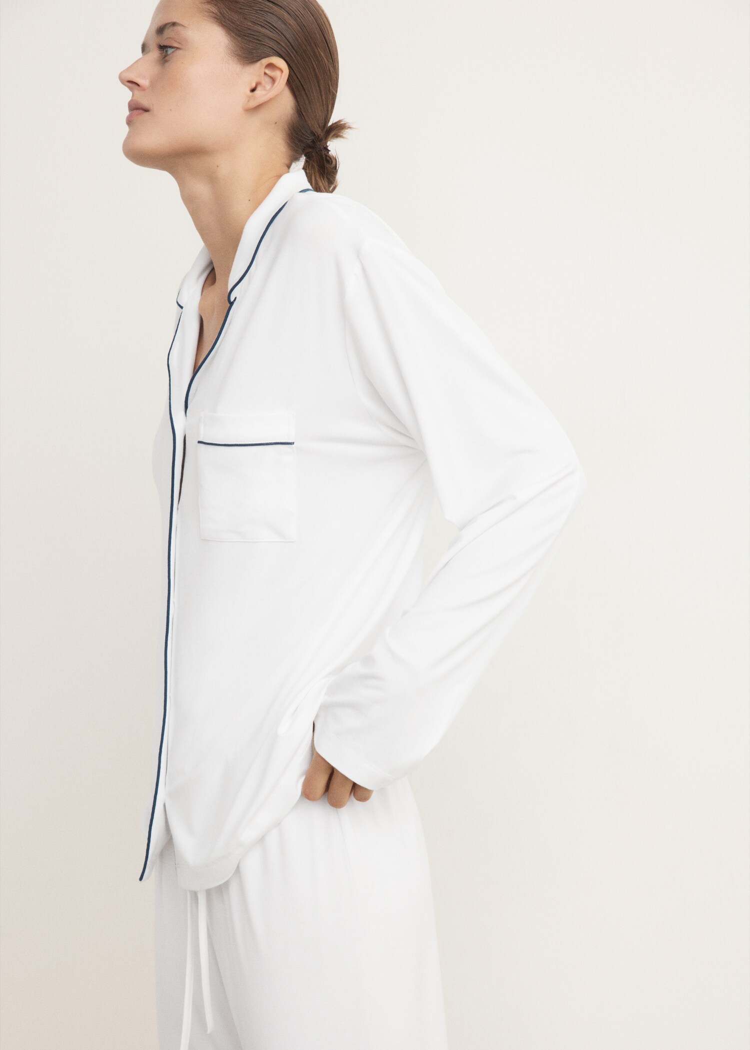 بيجامة من قطعتين مع الأنابيب - رؤية وسط