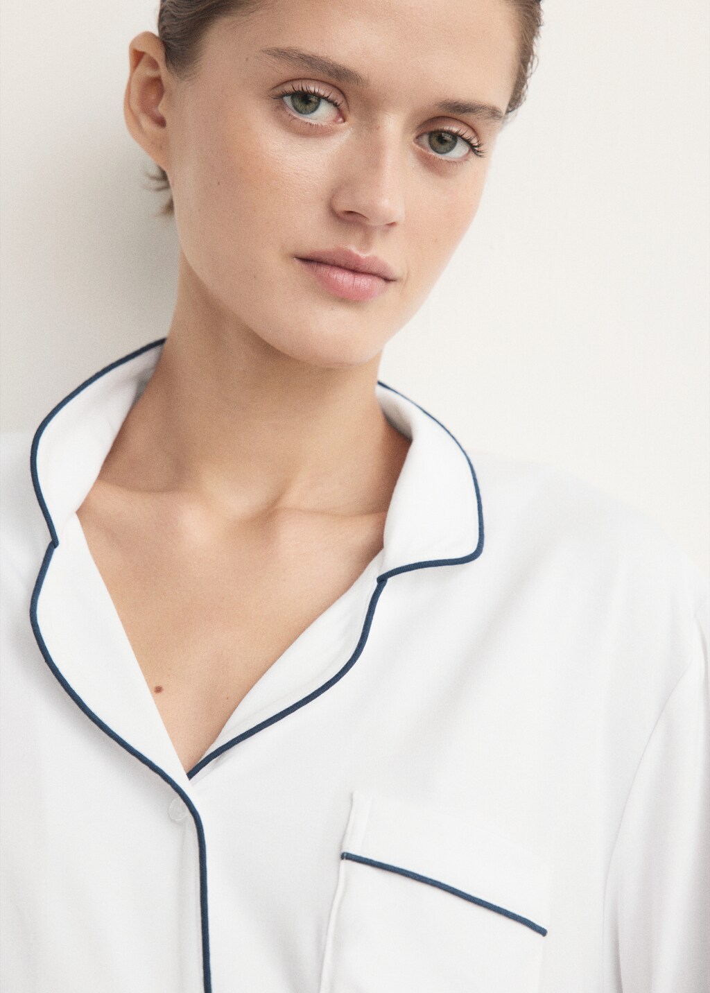 Two-piece pyjamas with piping - image 5