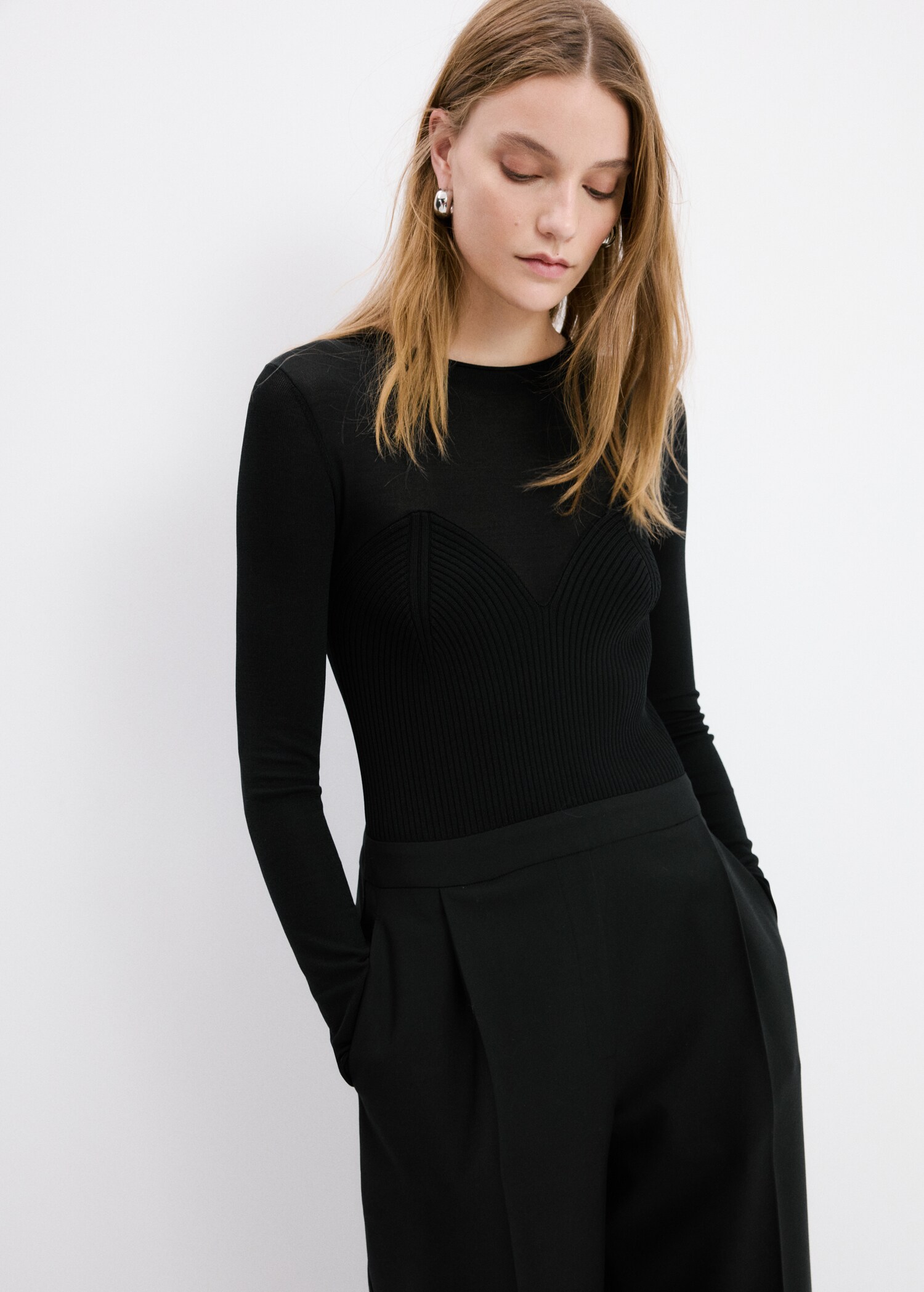 Mono estilo traje combinado - Plano medio