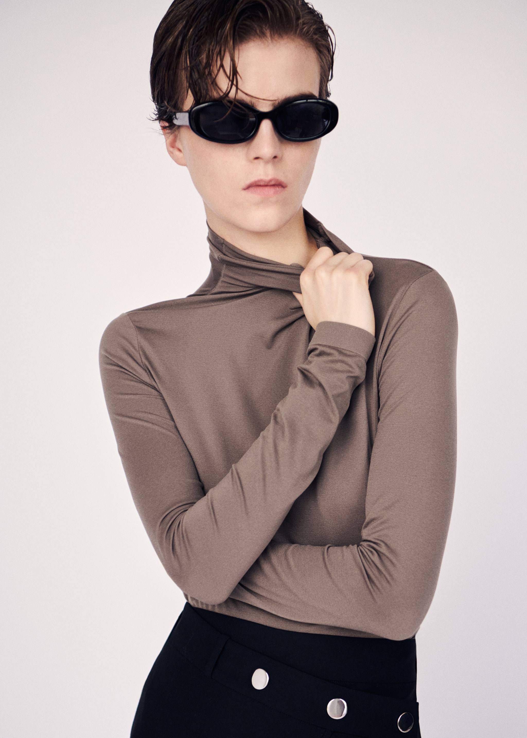 Camiseta cuello alto entallada - Plano medio, Marrón claro/pastel. Ref: 27093340-00.