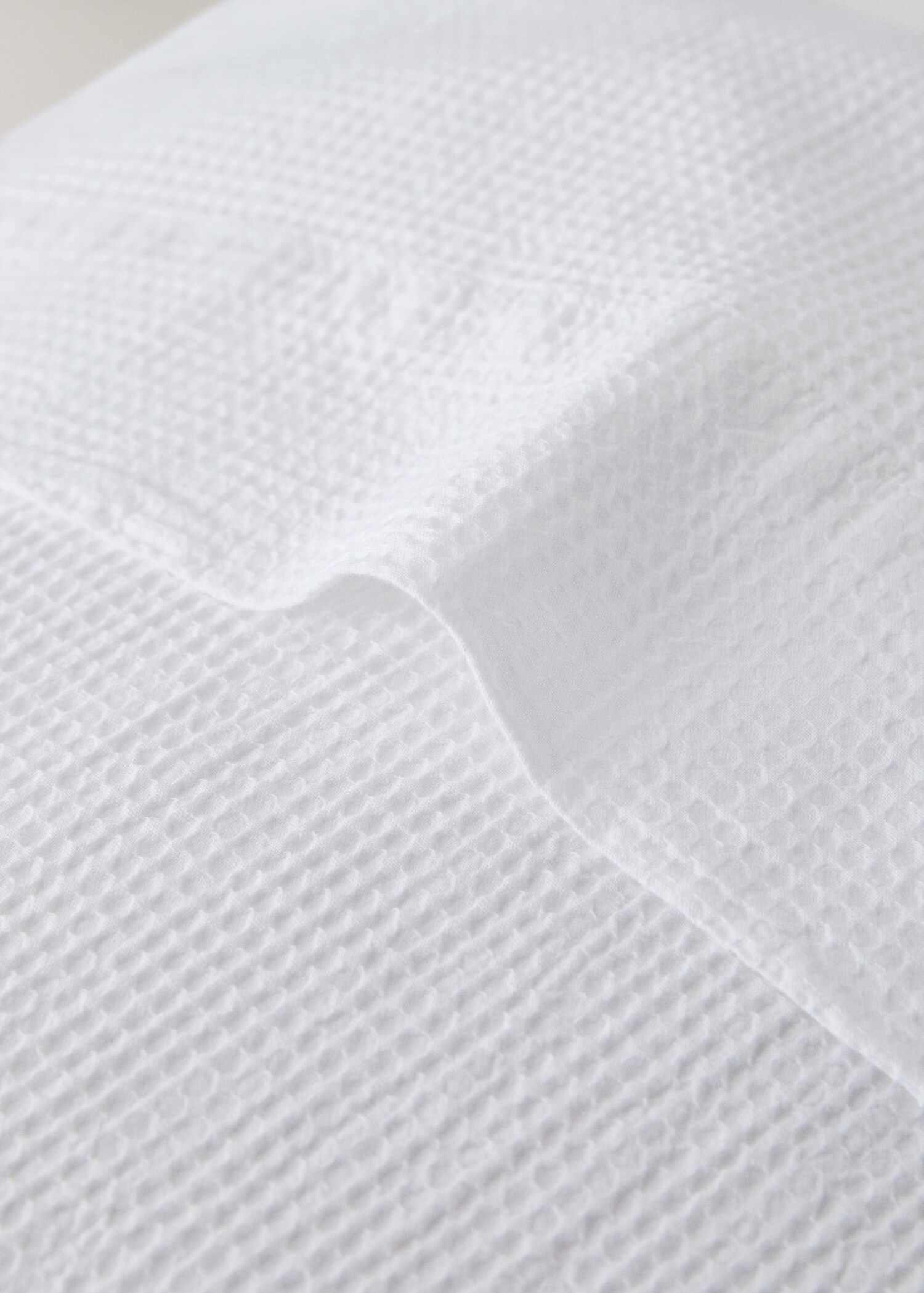 Cotton garment-dyed mini-waffle pillowcase 45x110 cm - Details of the article 1