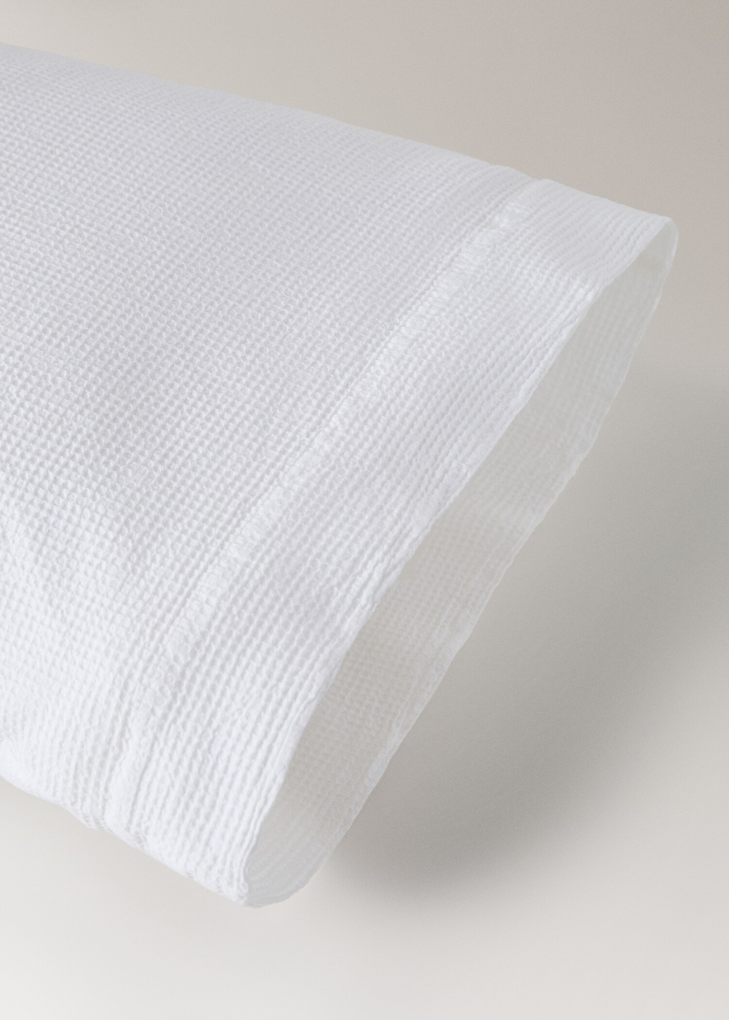 Cotton garment-dyed mini-waffle pillowcase 45x110 cm - Details of the article 2