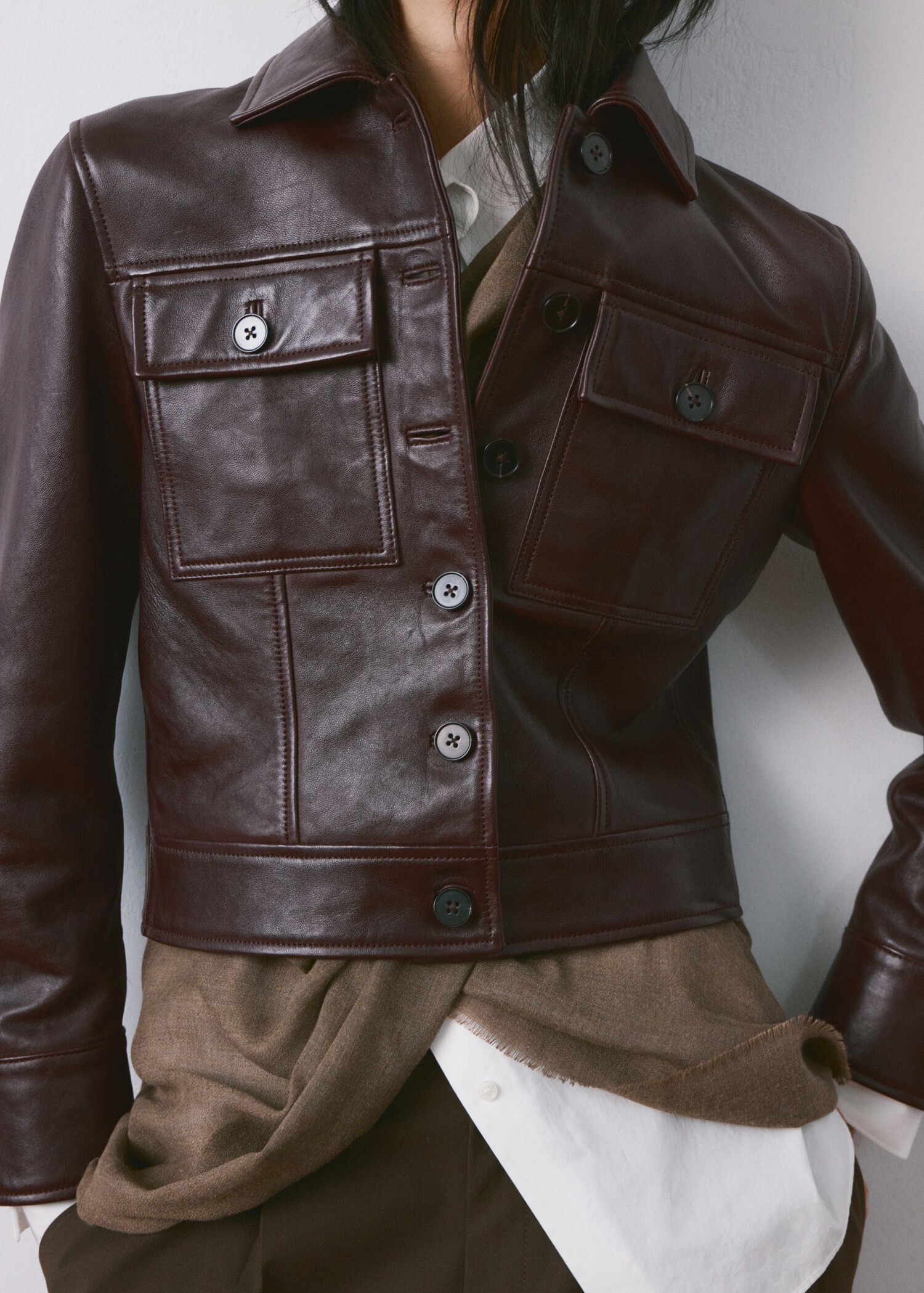 Buttoned leather jacket - Details of the article 6