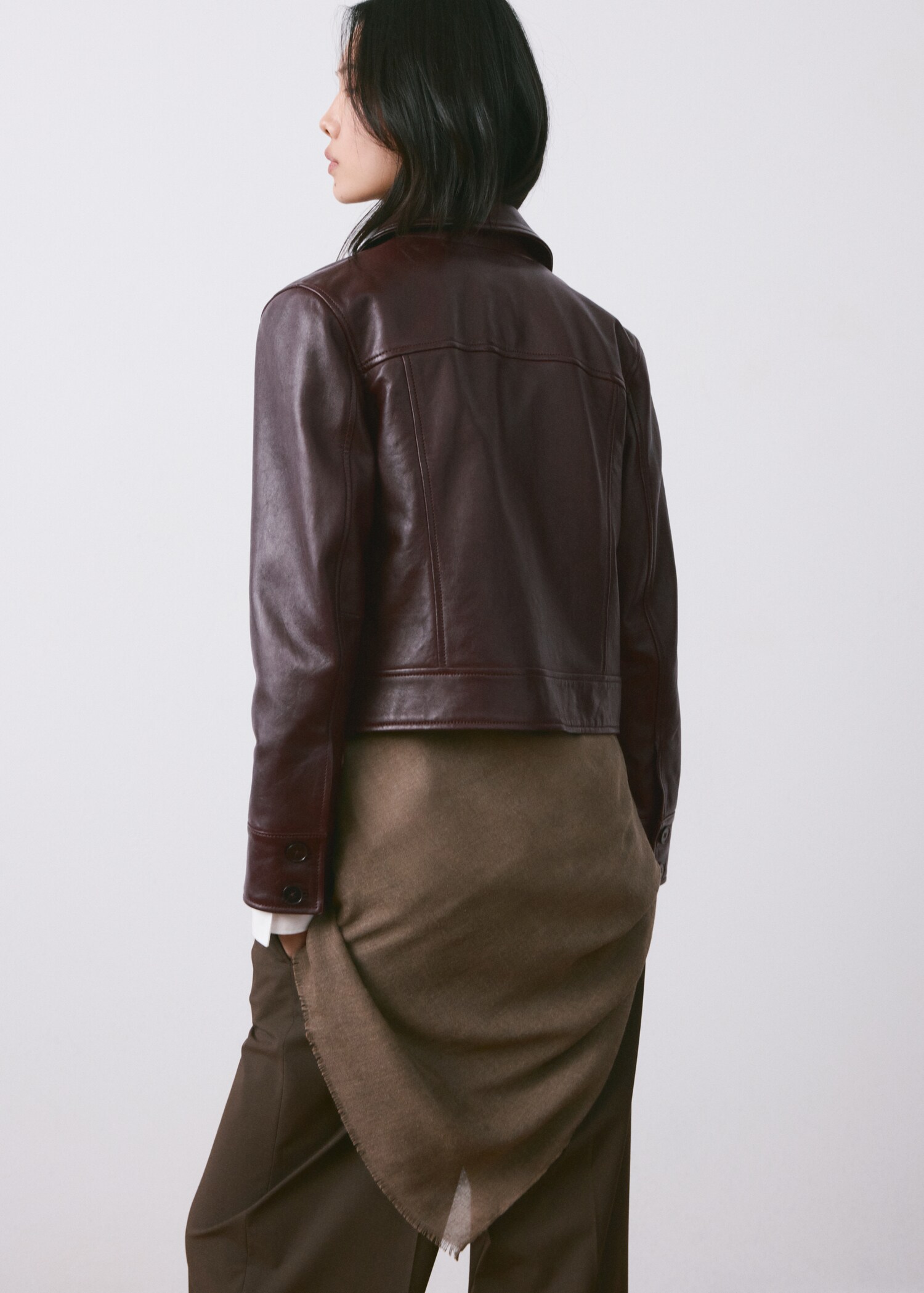 Buttoned leather jacket - Reverse of the article