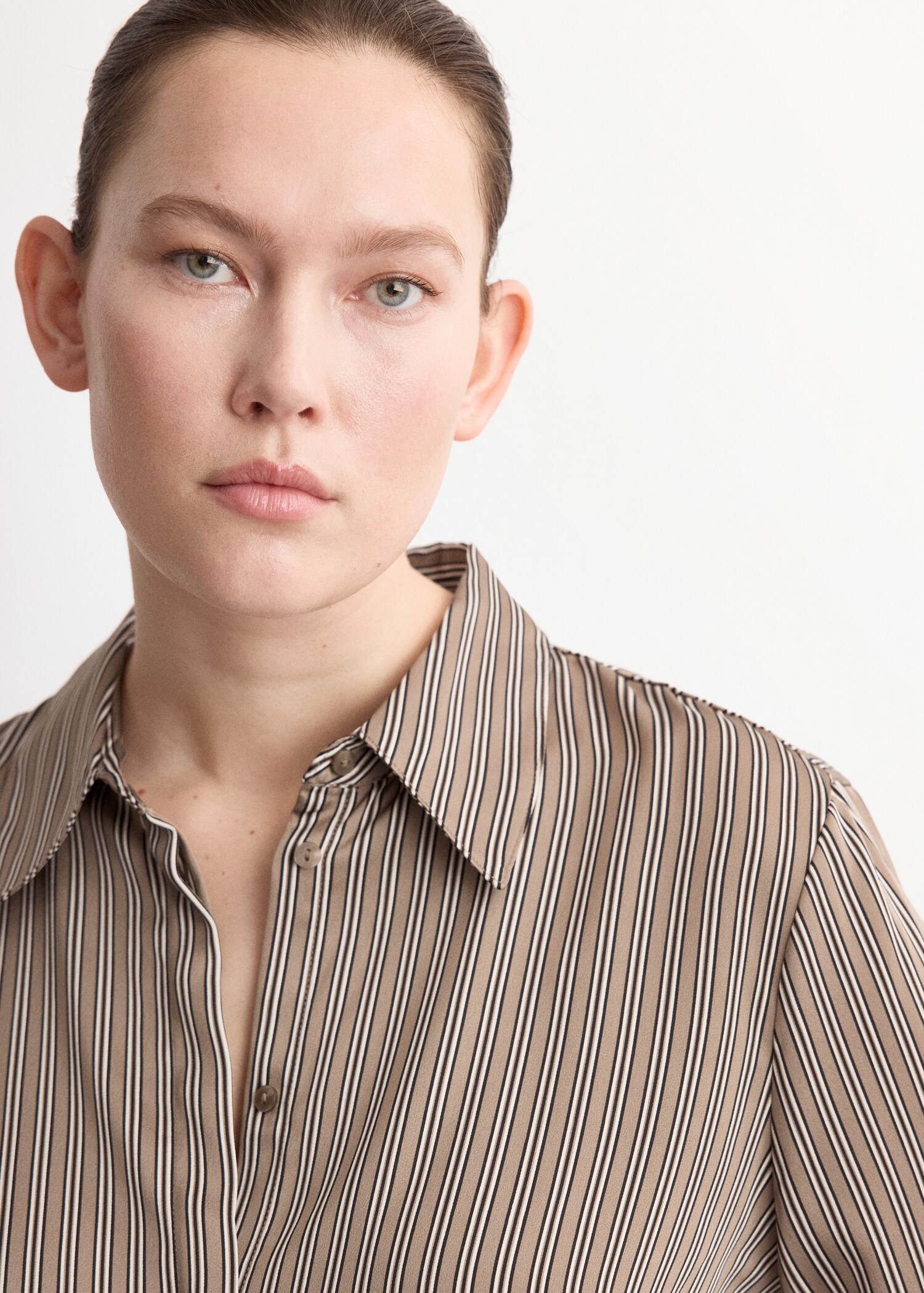 قميص مخطط من الساتان - تفاصيل المنتج 4