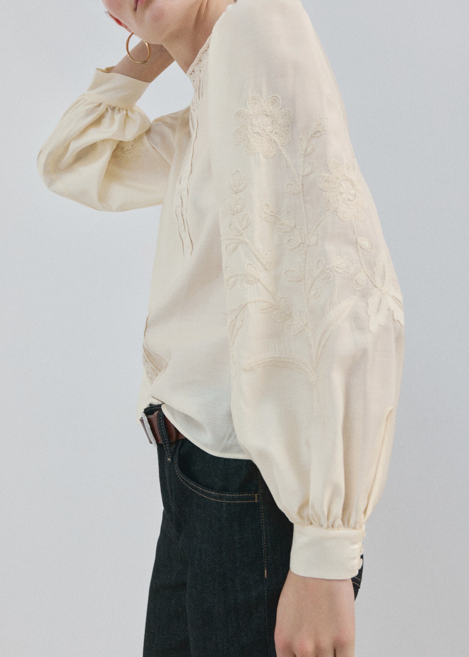 Блузка из хлопка с цветочной вышивкой - Средний план