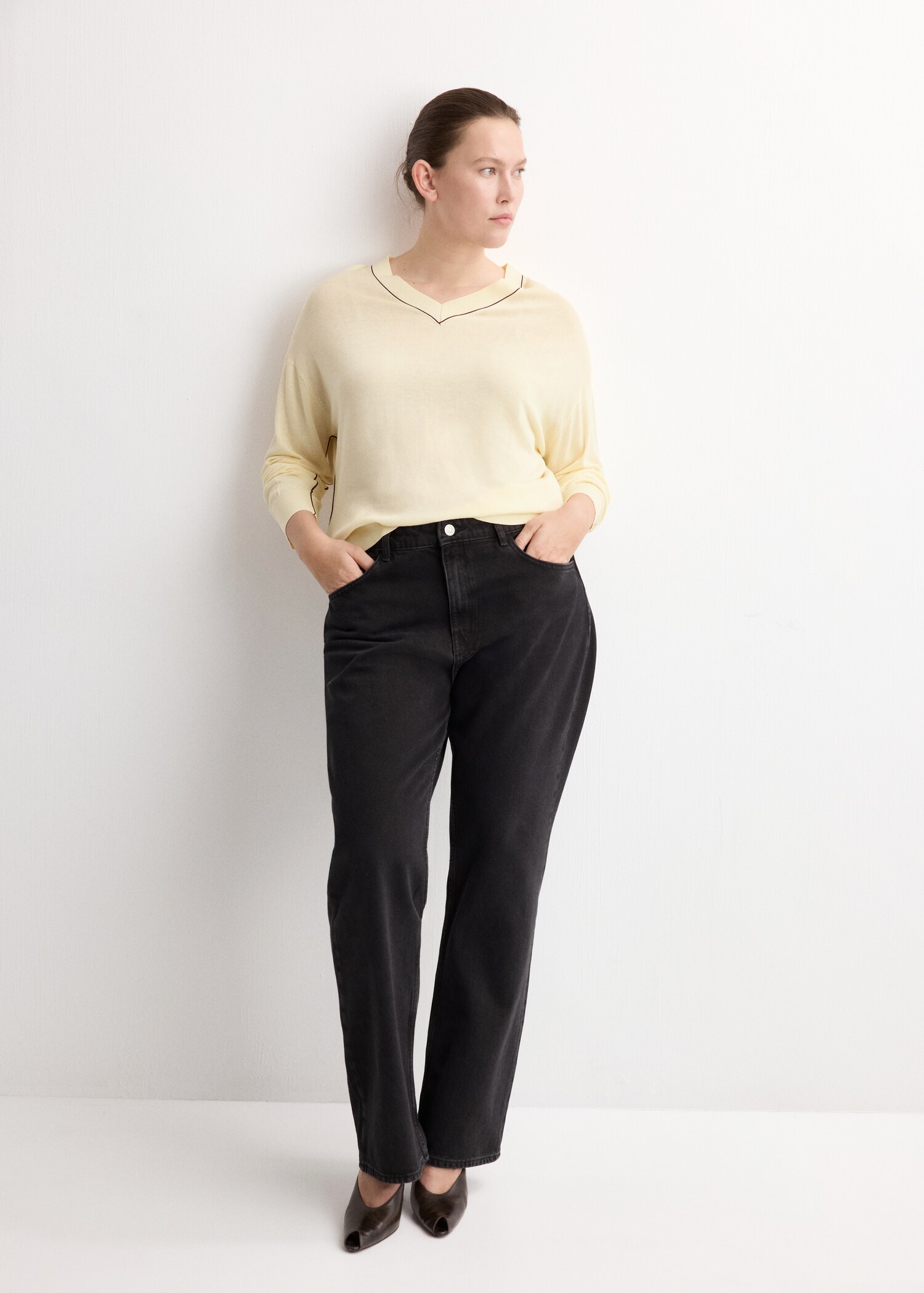 V-neck sweater with contrast trim - Details of the article 3