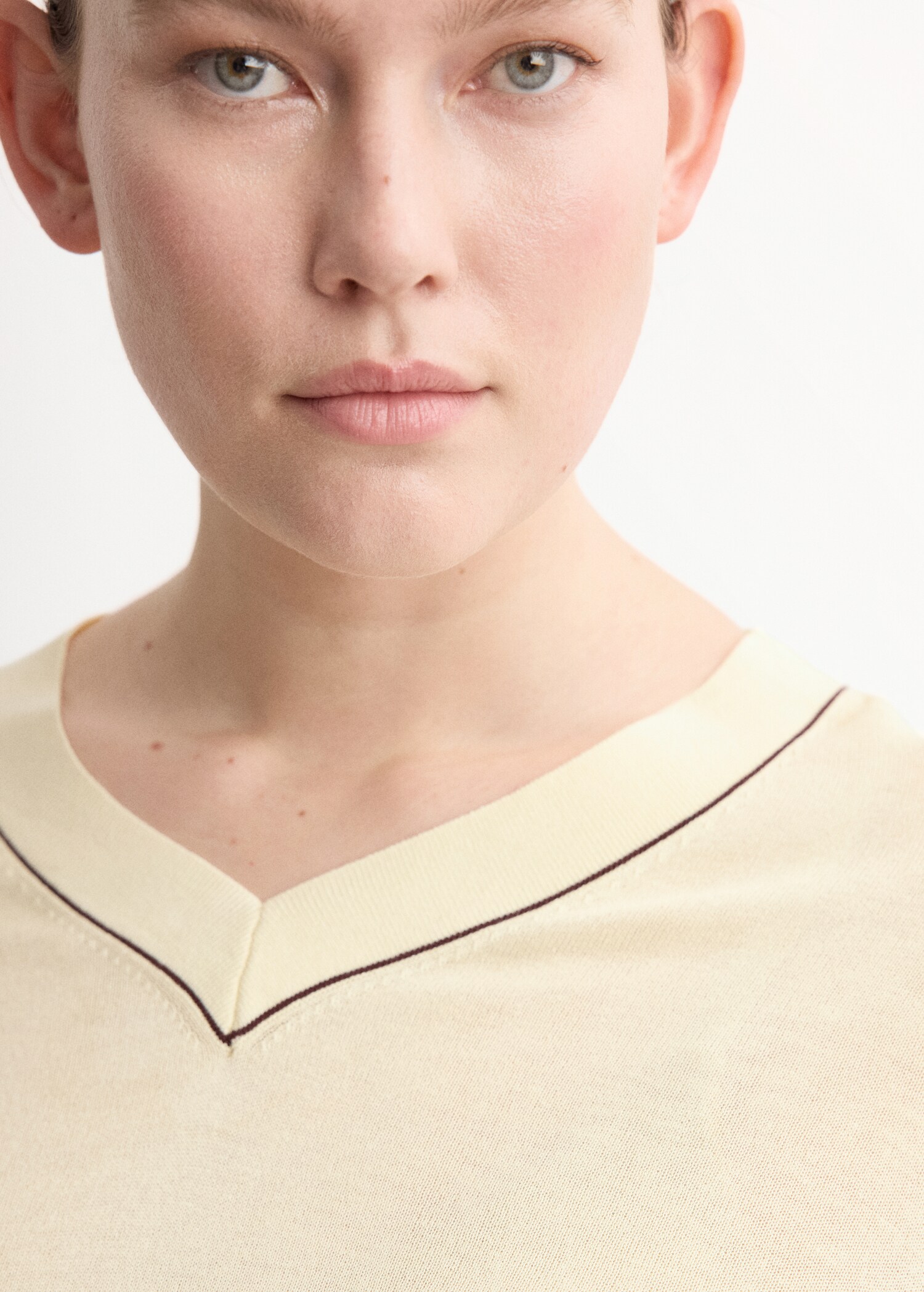 V-neck sweater with contrast trim - Details of the article 4