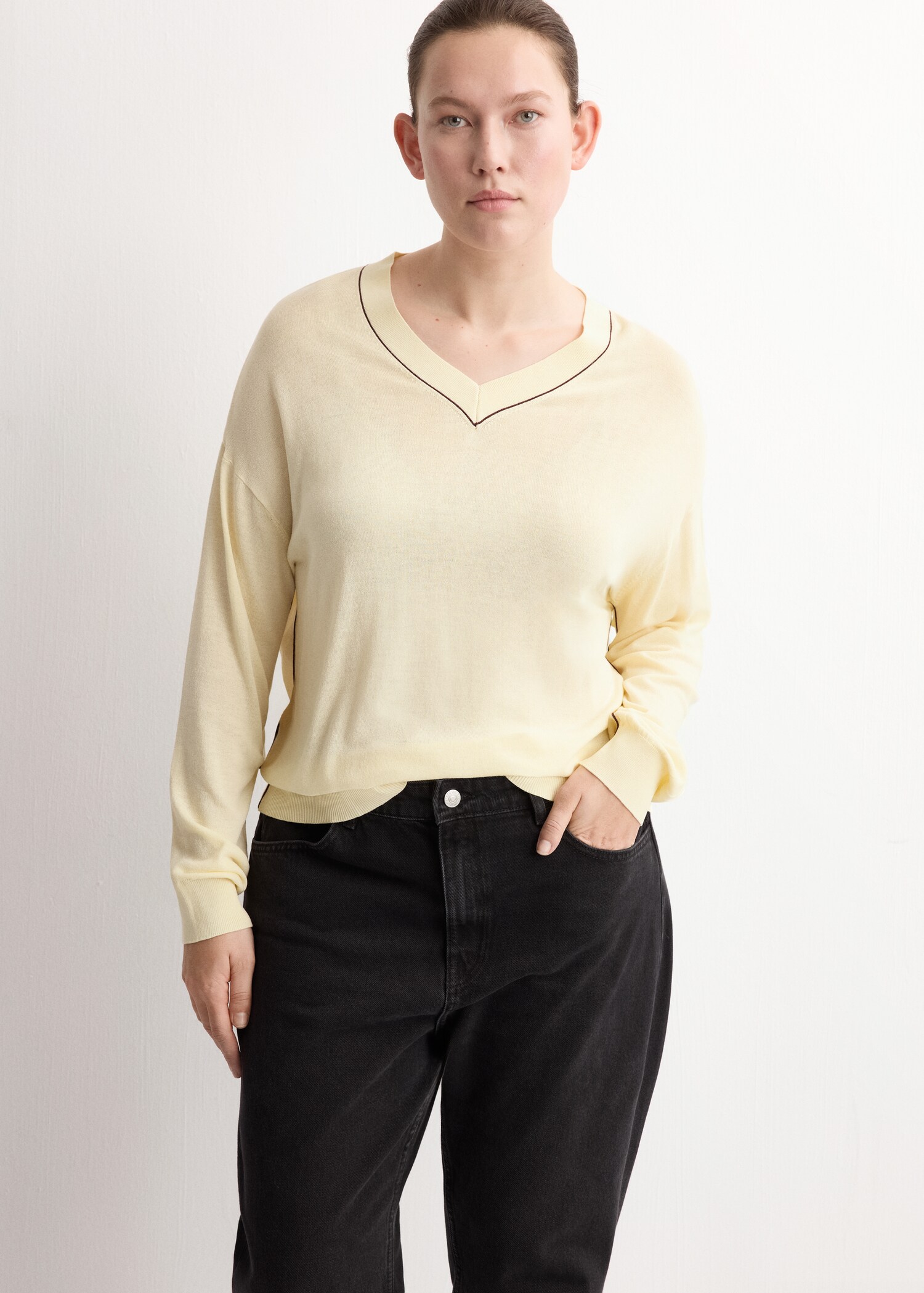 V-neck sweater with contrast trim - Details of the article 5