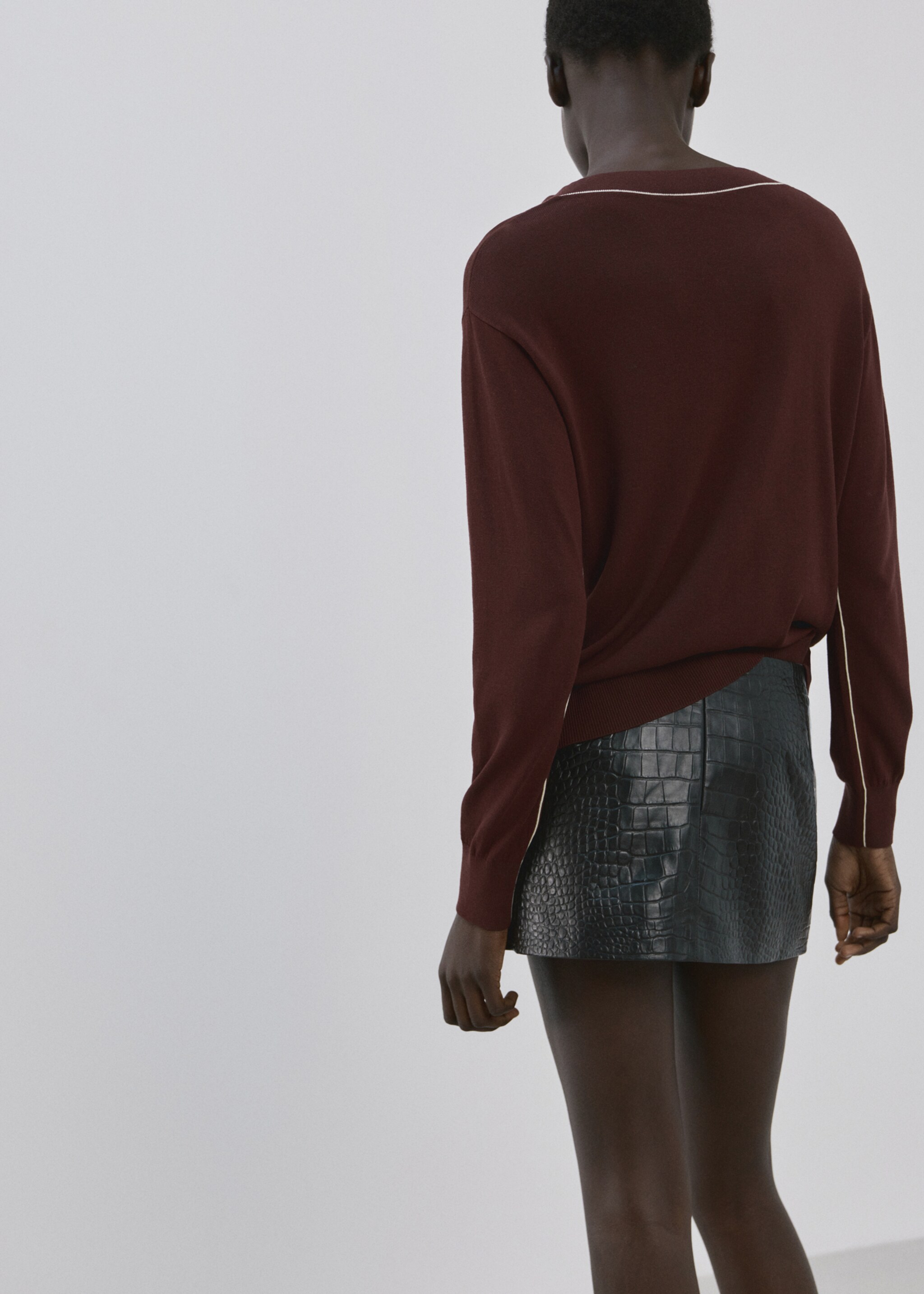 V-neck sweater with contrasting trim - Reverse of the article, Chocolate. Ref: 27094083-00.