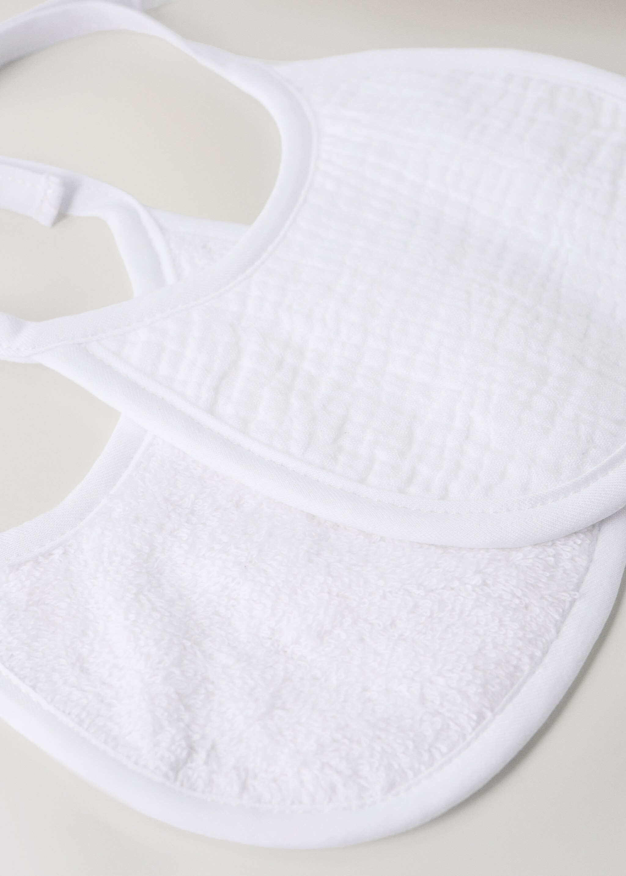 Lätzchen aus Baumwolle mit Chiffon - Detail des Artikels 2, Weiß. Ref: 27094085-00.