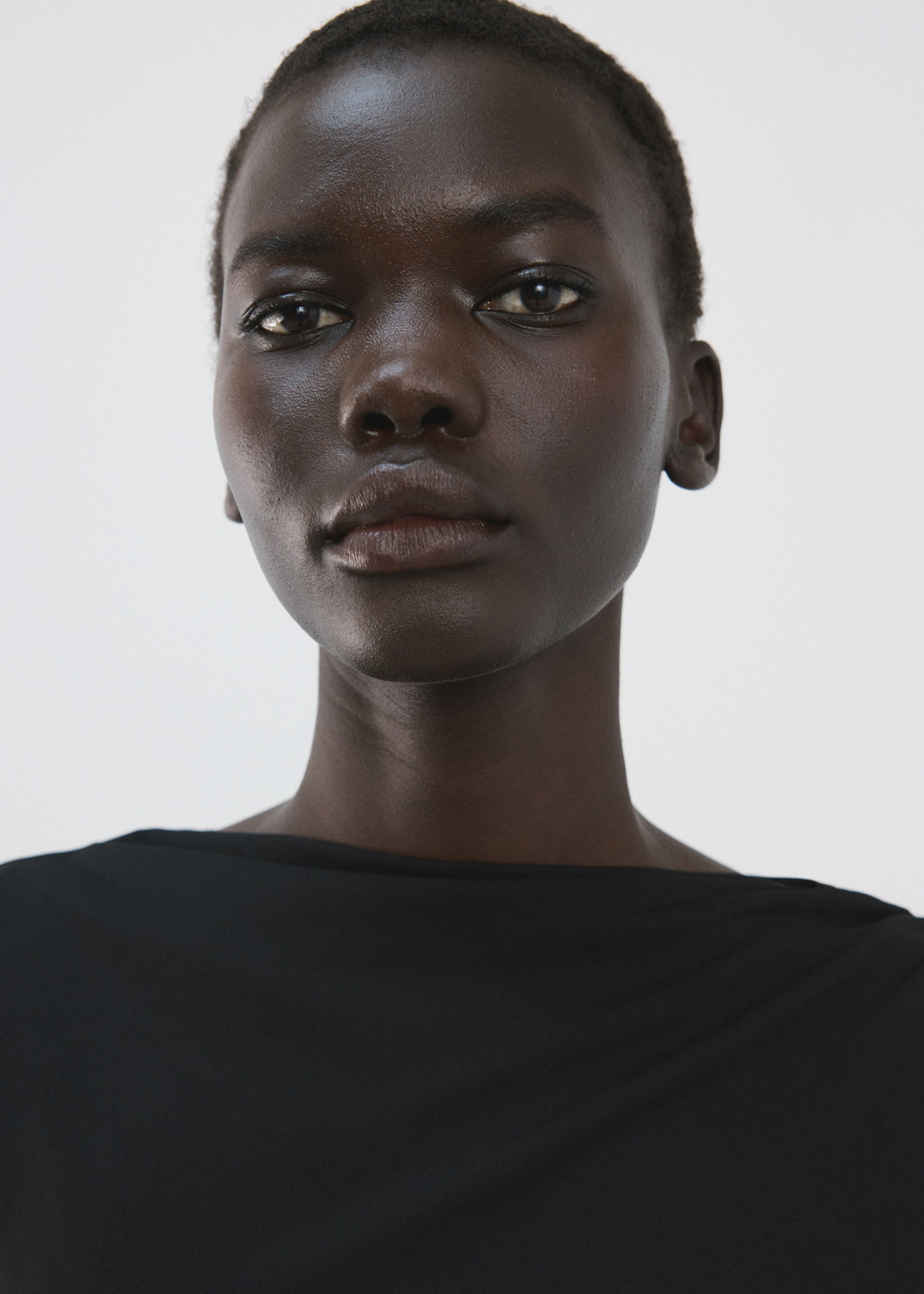 Asymmetrisk A-linjeformad klänning - Detaljer om artikeln 1, Svart. Ref: 27094099-00.