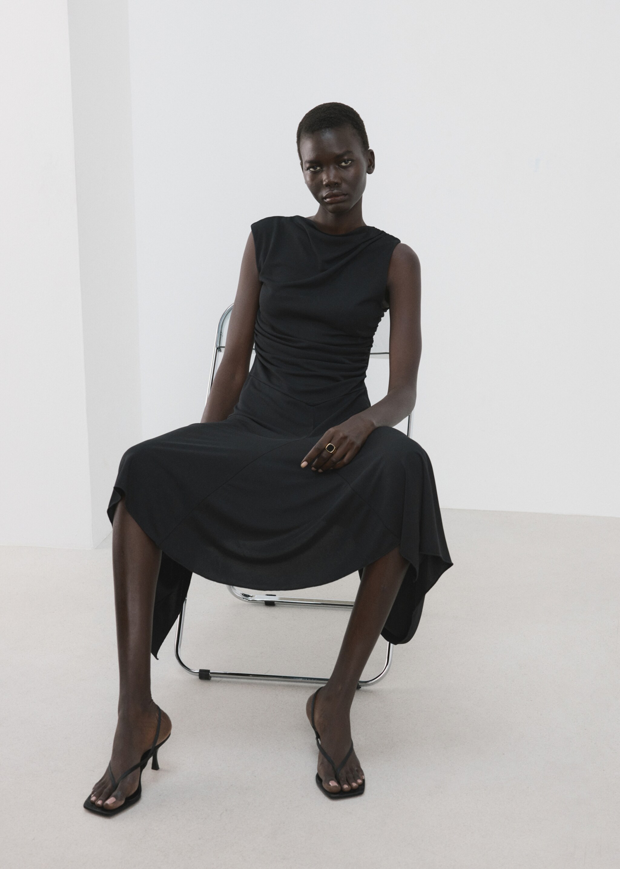 Asymmetrisk A-linjeformad klänning - Detaljer om artikeln 2, Svart. Ref: 27094099-00.