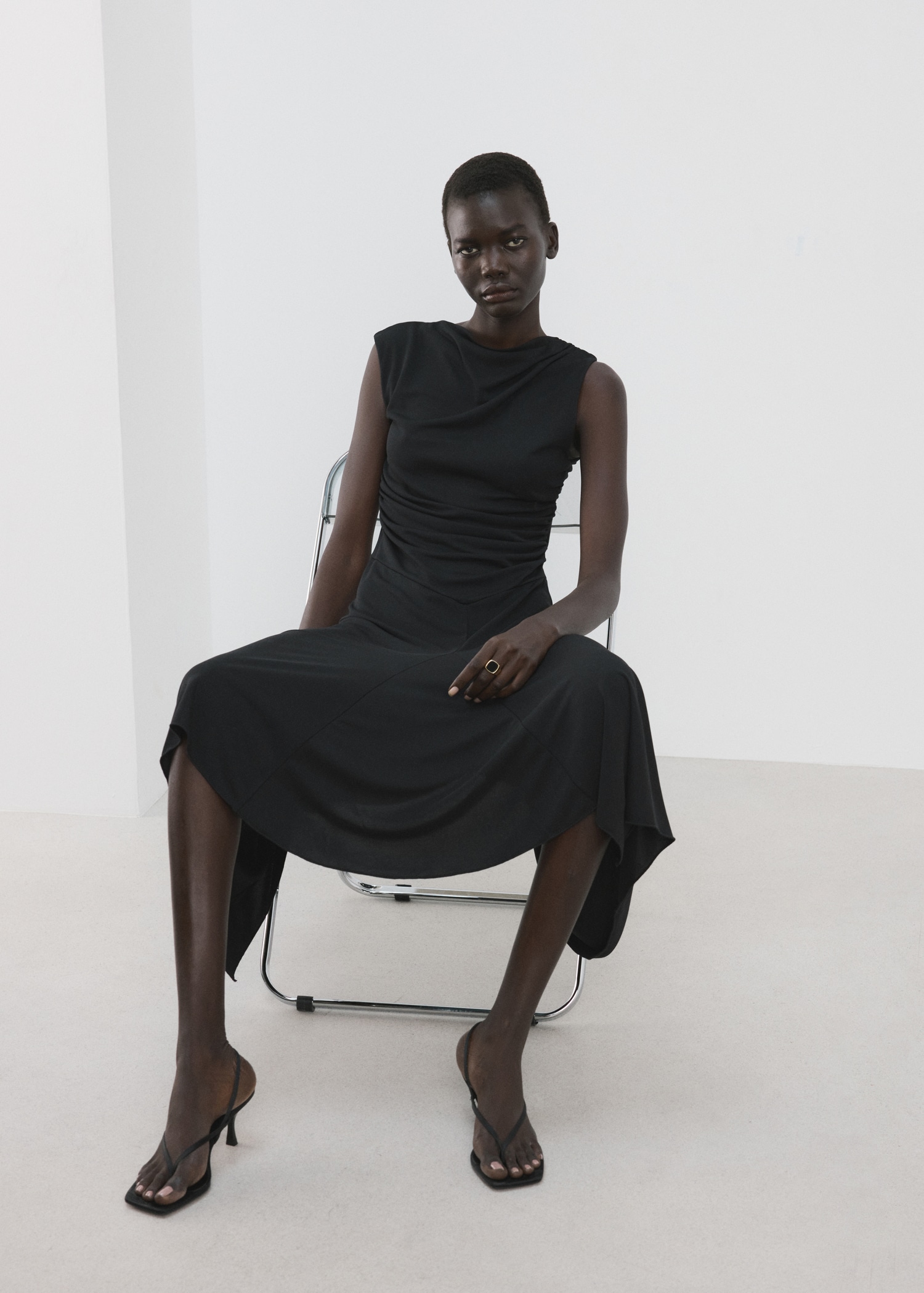 Asymmetrisk A-linjeformad klänning - Detaljer om artikeln 2