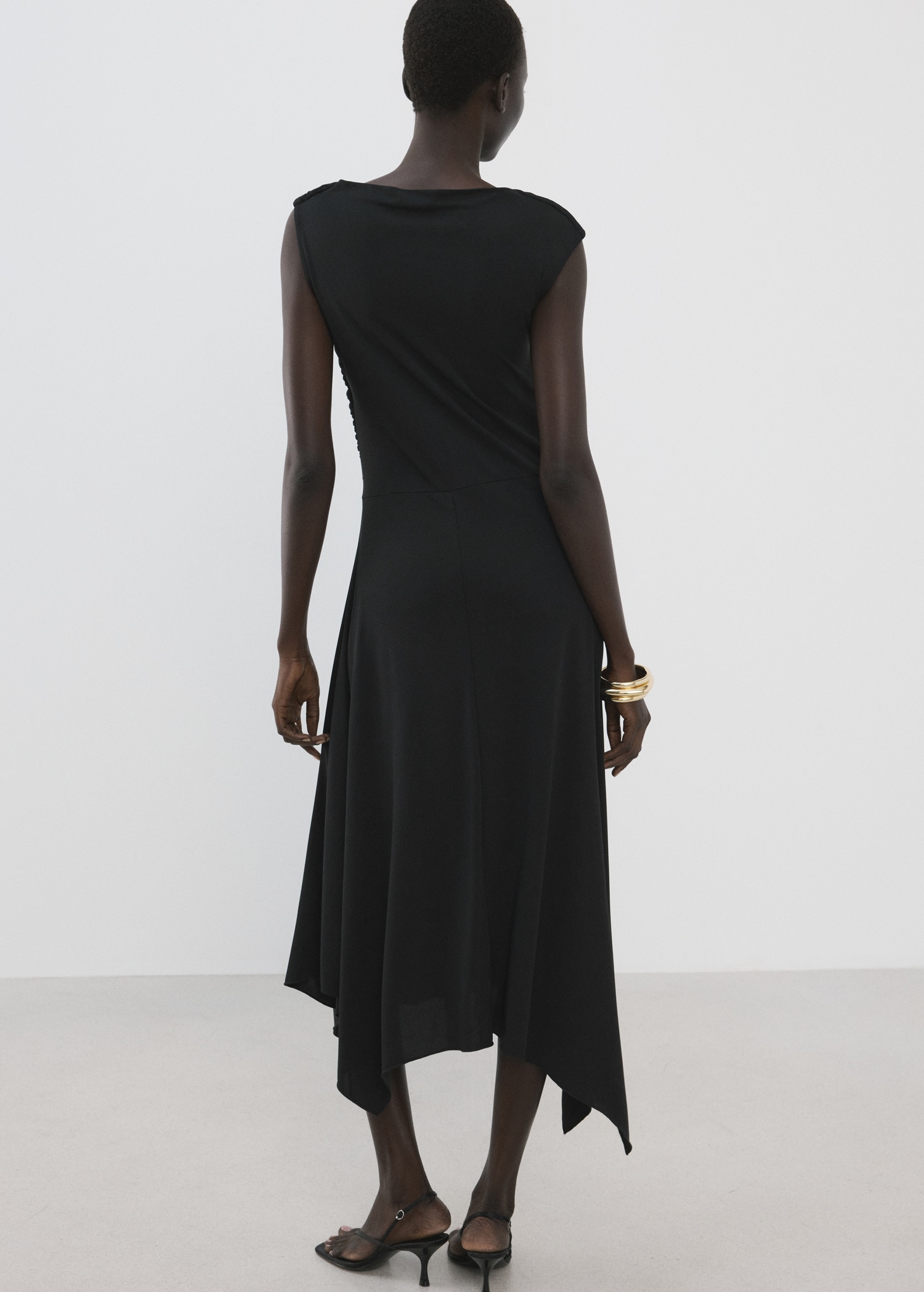 Asymmetrisk A-linjeformad klänning - Artikelns baksida