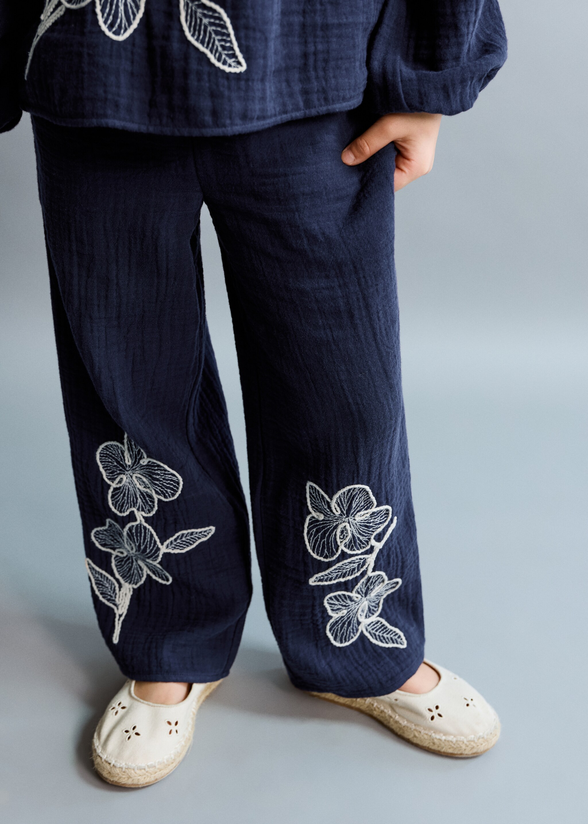 Embroidered floral cotton trousers - Medium plane, Navy. Ref: 27094413-00.