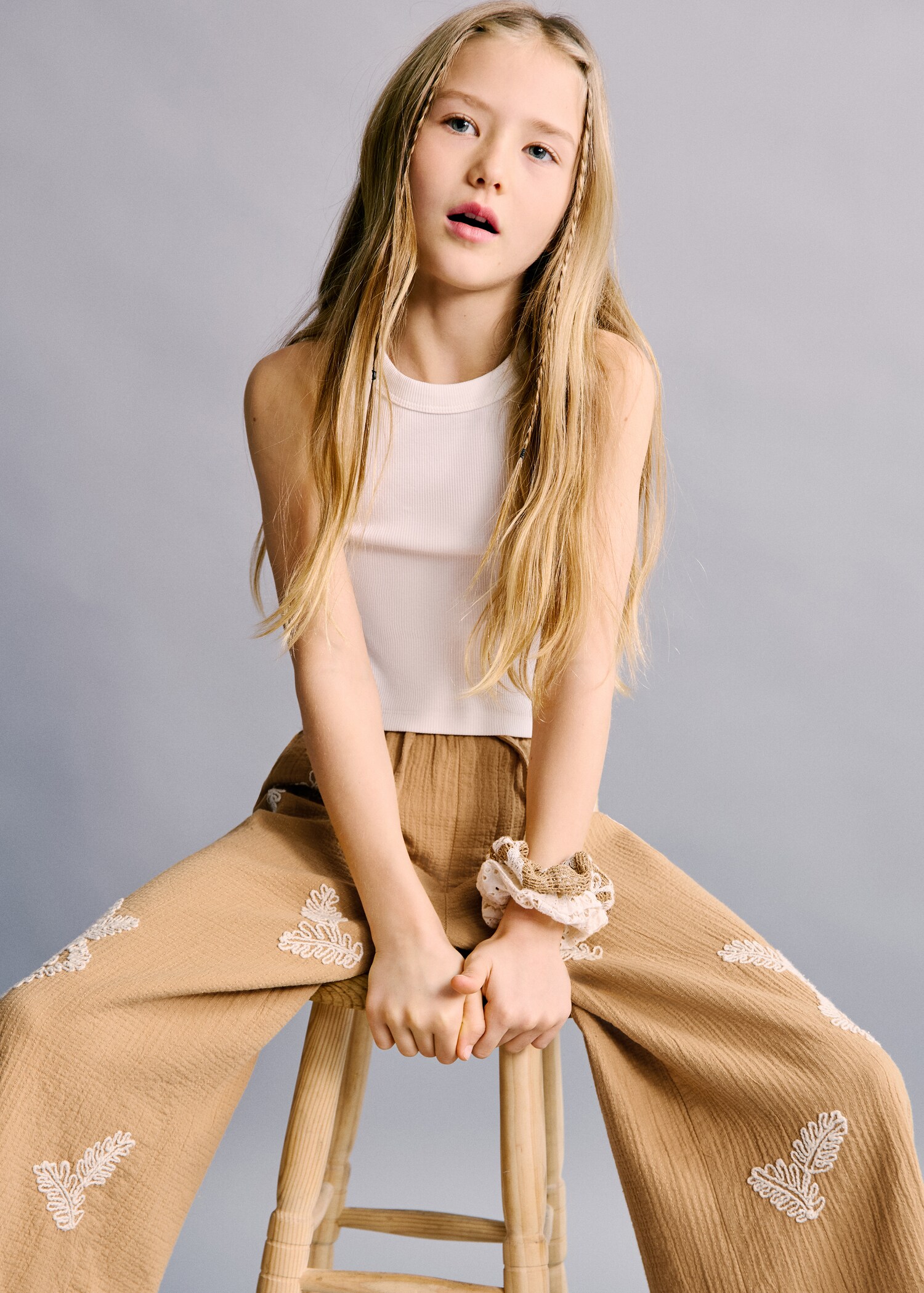 Pantalon brodé texture - Plan moyen