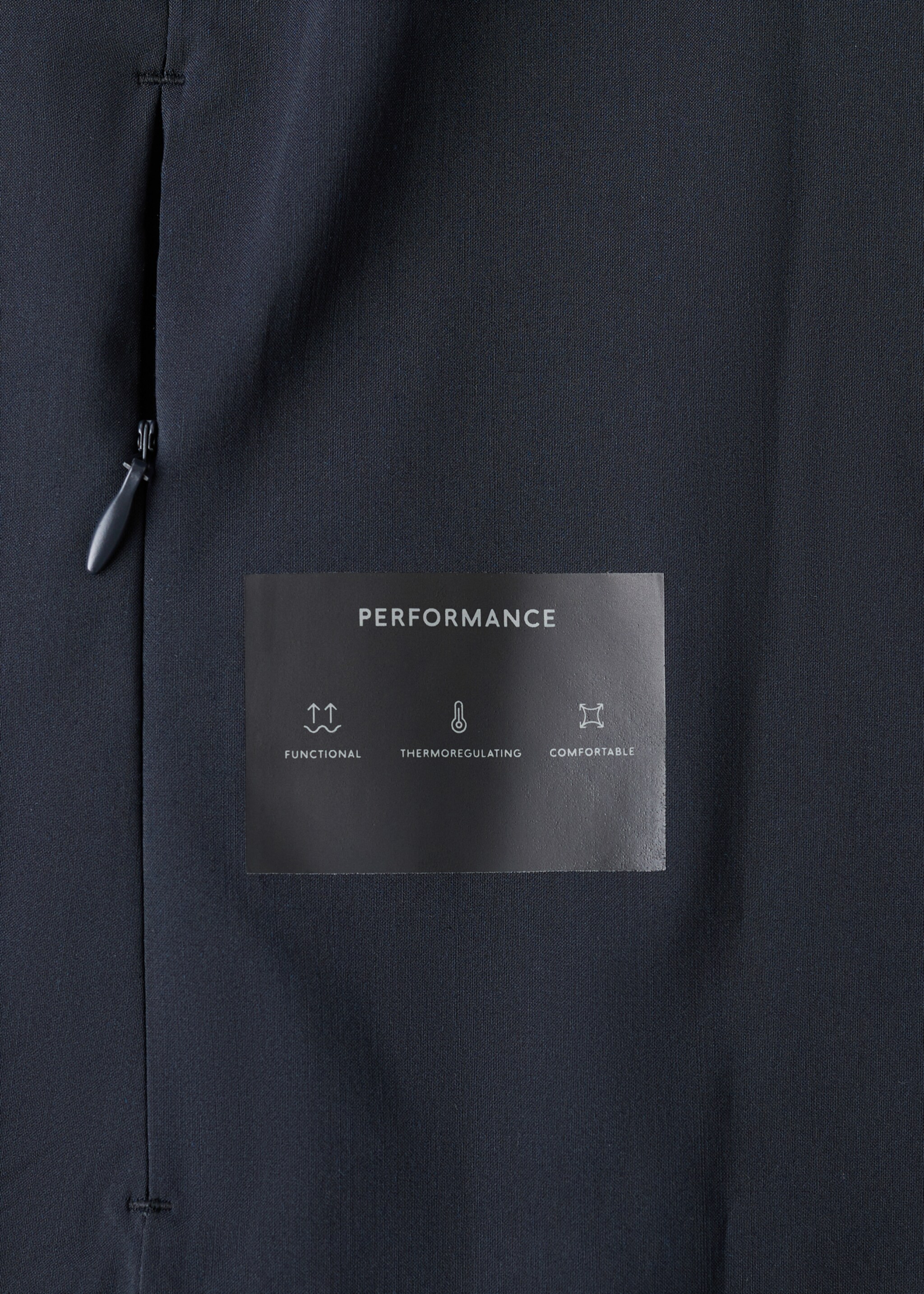 جاكيت تقني بقصة سليم فيت - تفاصيل المنتج 0, أزرق غامق. Ref: 27094419-00.