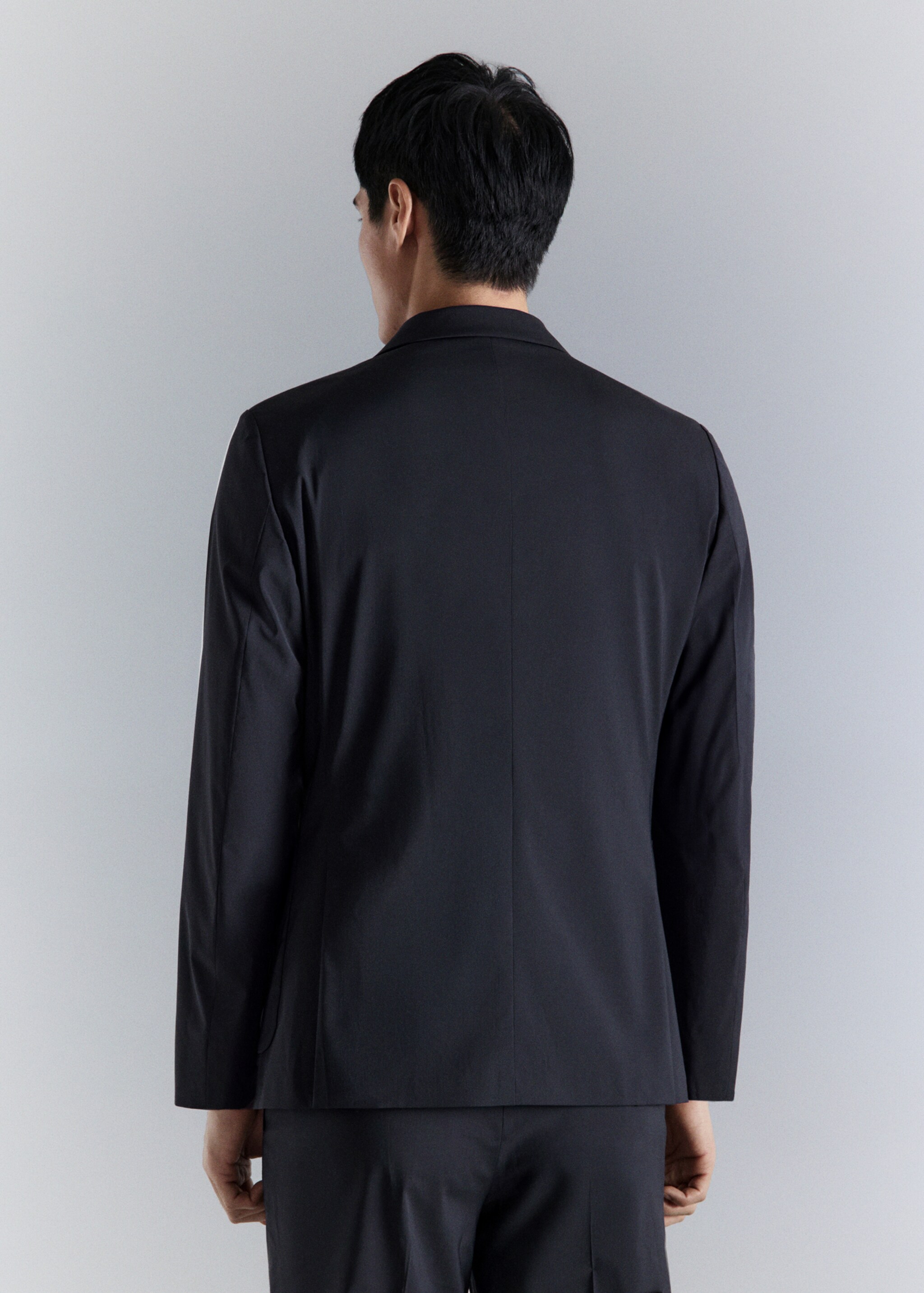 جاكيت تقني بقصة سليم فيت - الجهة الخلفية للمنتج, أزرق غامق. Ref: 27094419-00.