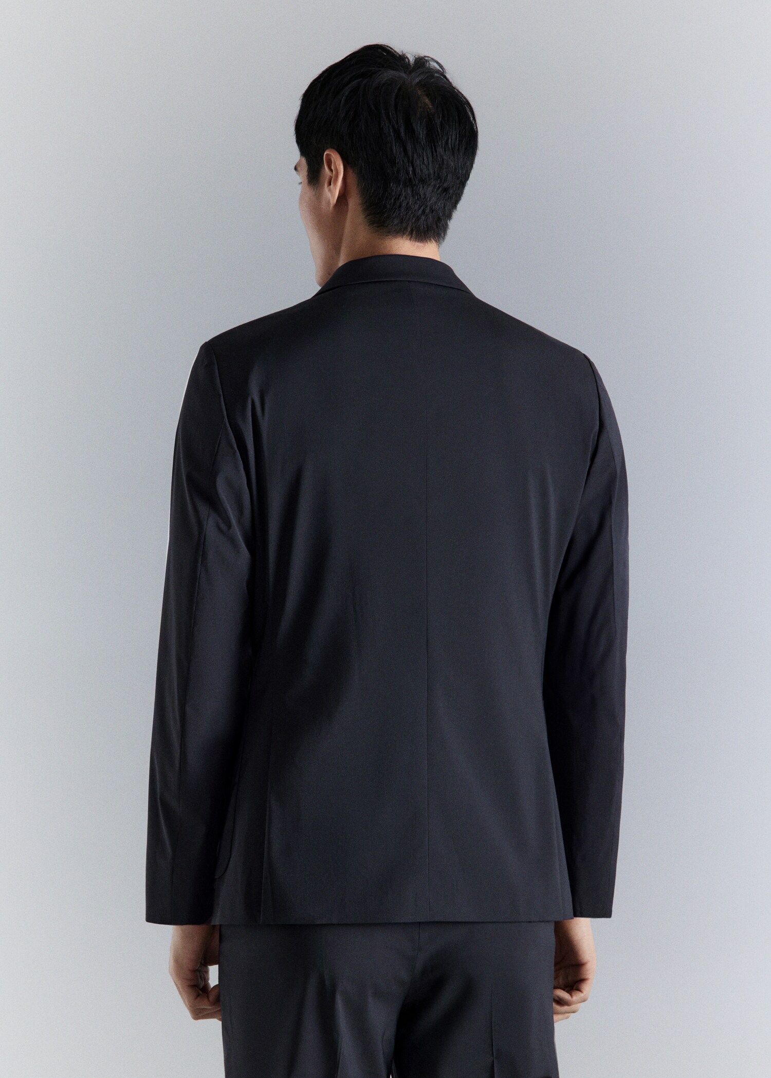 جاكيت تقني بقصة سليم فيت - الجهة الخلفية للمنتج