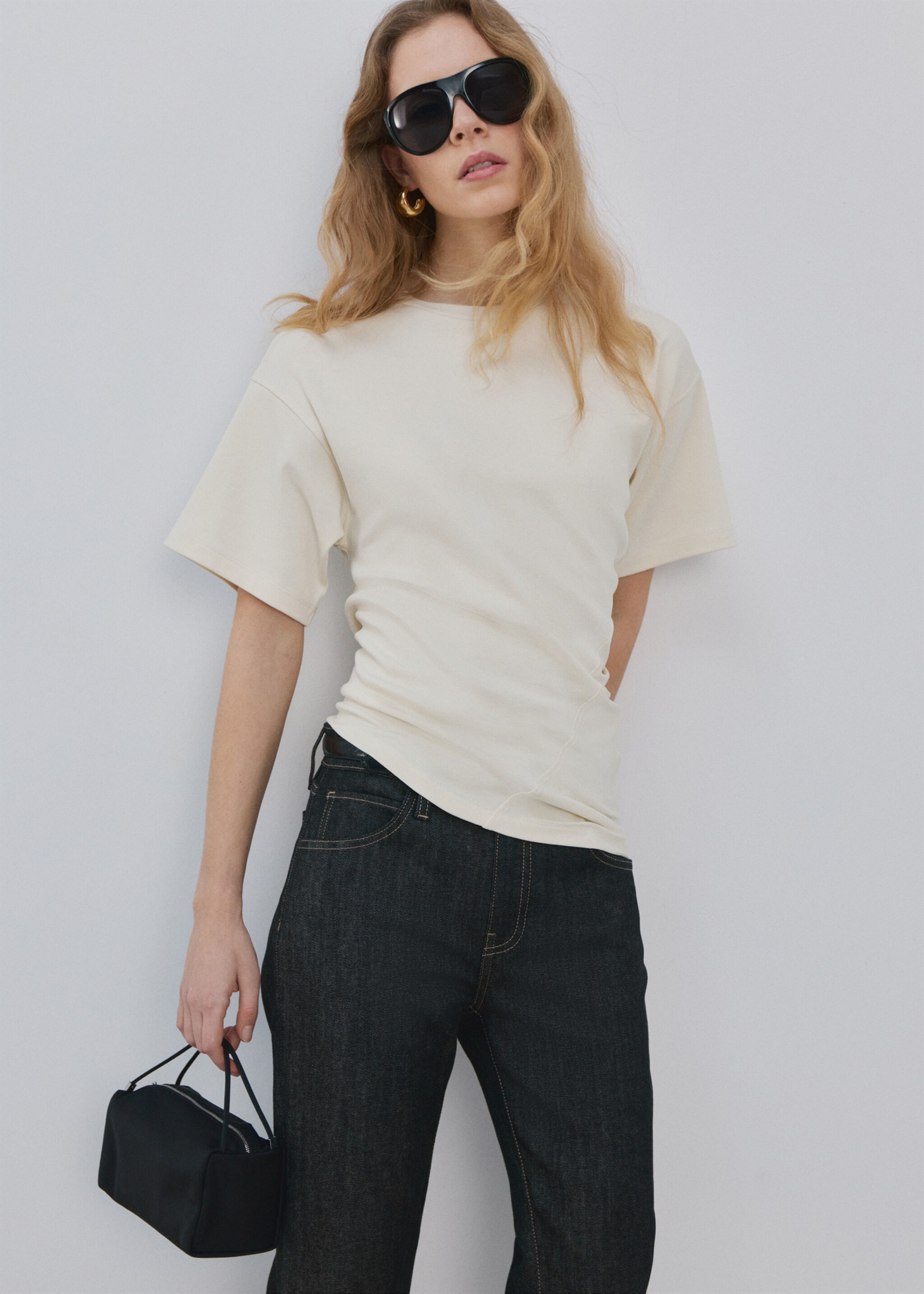 Fitted cotton t-shirt with asymmetrical hem - Medium plane, Vanilla. Ref: 27094441-00.