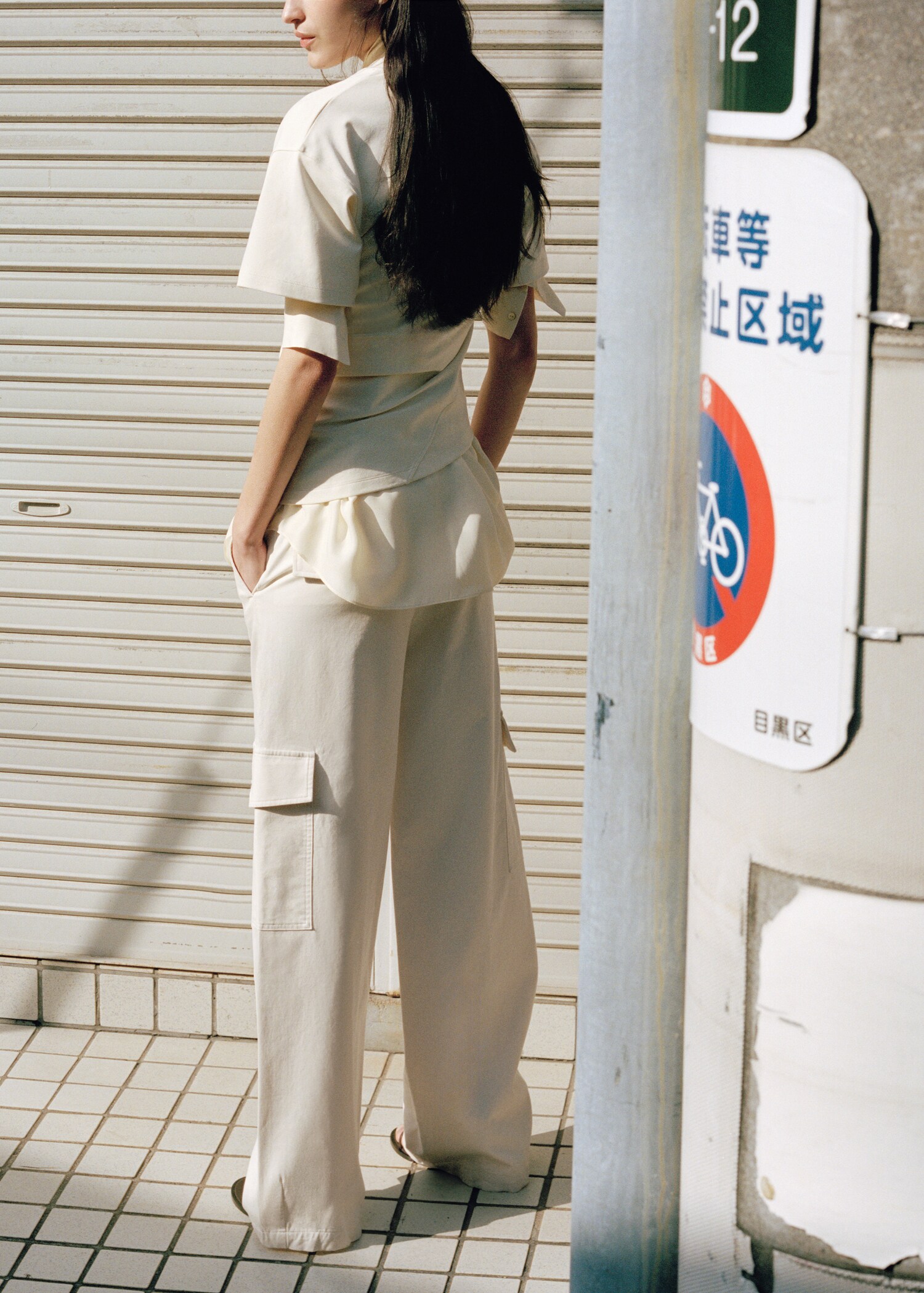 Fitted cotton t-shirt with asymmetrical hem - Reverse of the article