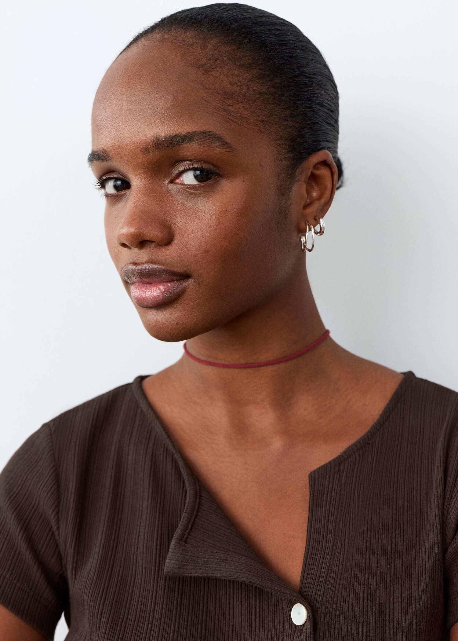 Ribbed T-shirt with button detail - Details of the article 1