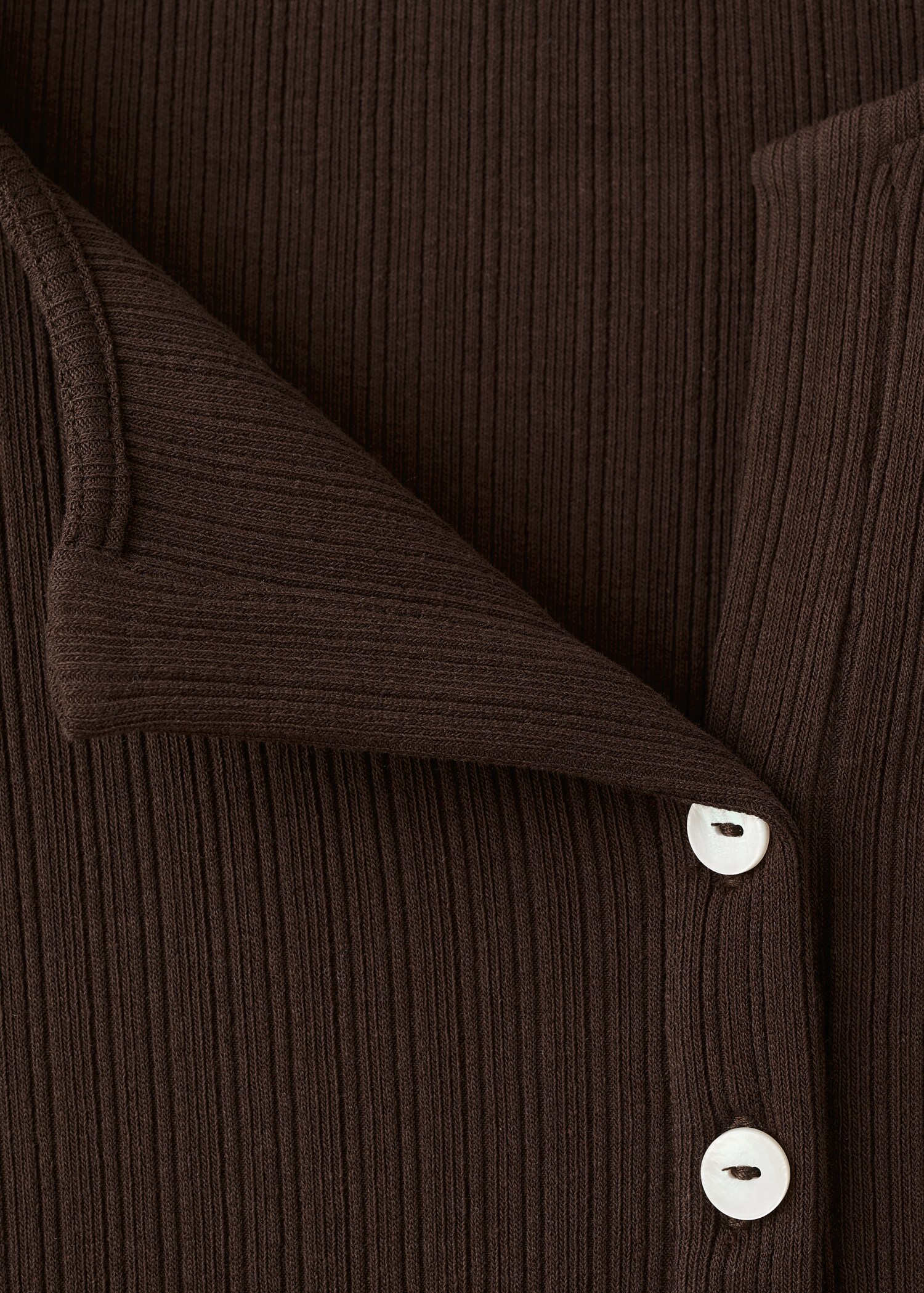 Ribbed T-shirt with button detail - Details of the article 8