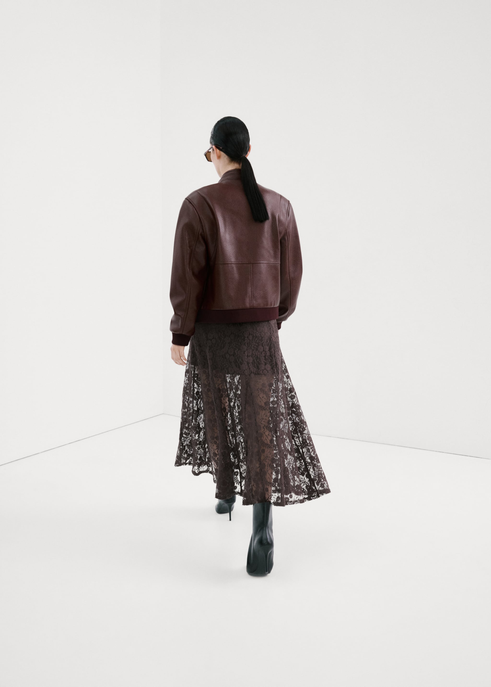 Collarless jacket with pockets - Details of the article 2, Maroon. Ref: 27094773-00.