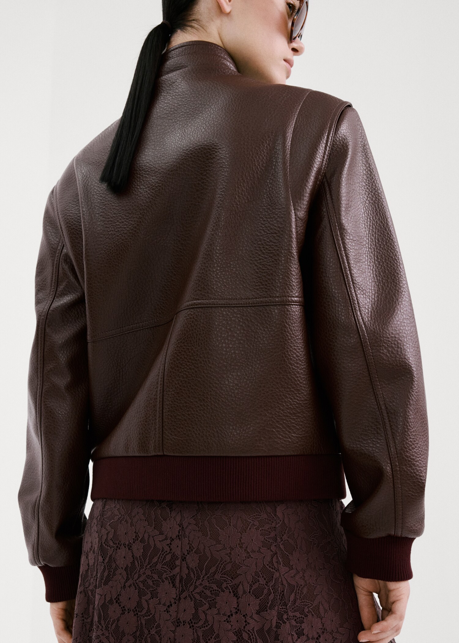 Collarless jacket with pockets - Reverse of the article