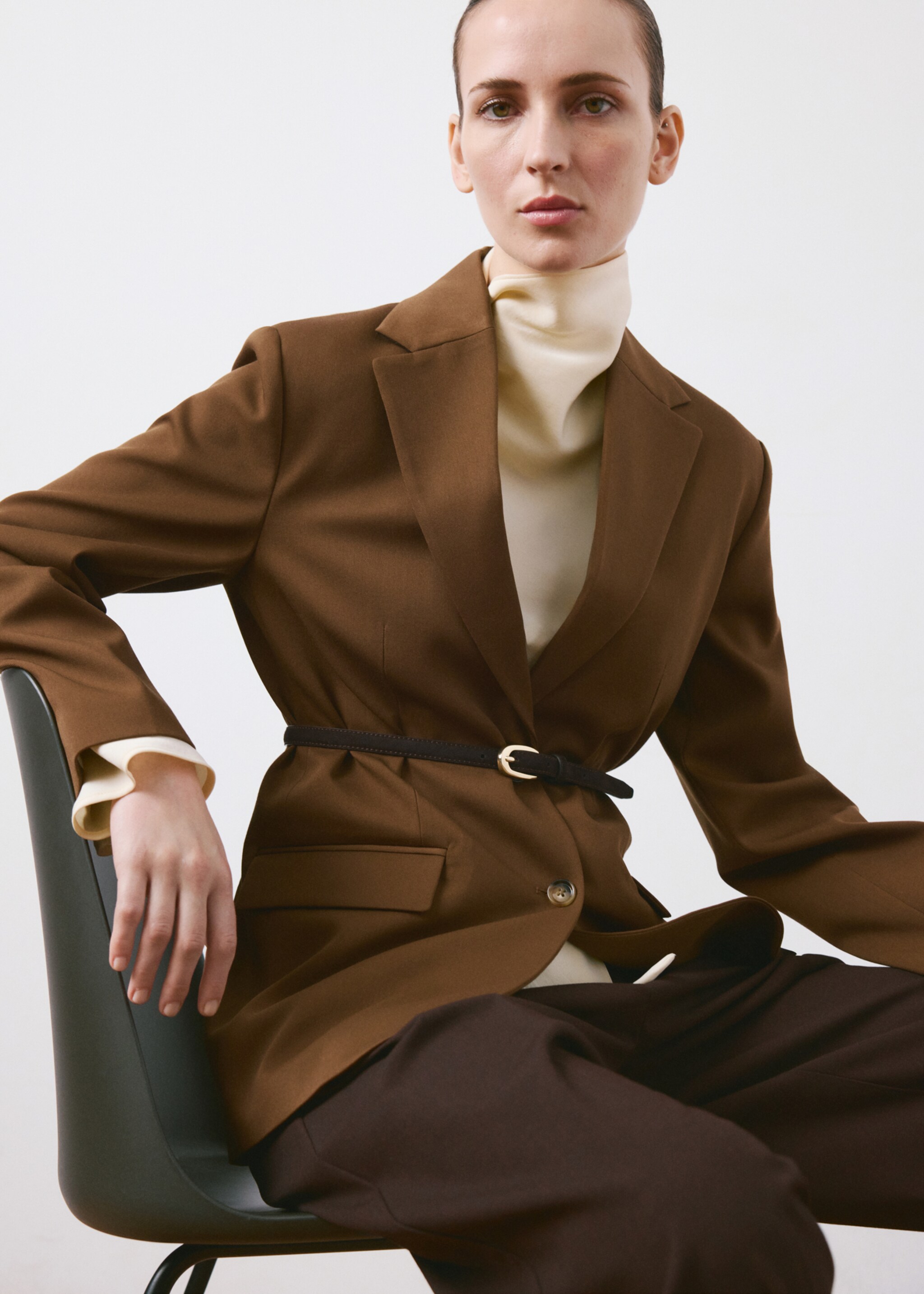 Straight jacket with flap pockets - Details of the article 2, Caramel. Ref: 27094774-00.