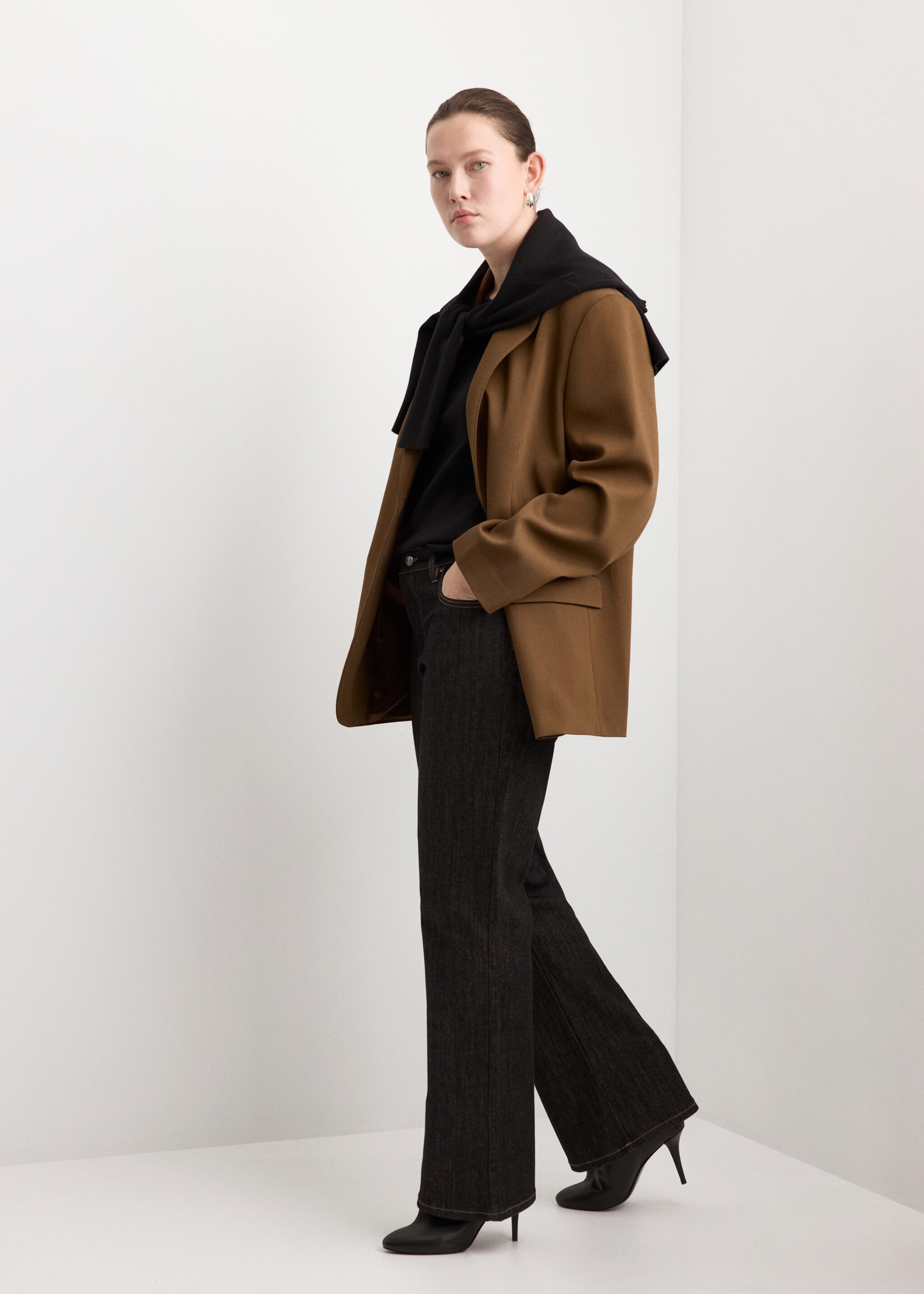 Straight jacket with flap pockets - Details of the article 3, Caramel. Ref: 27094774-00.