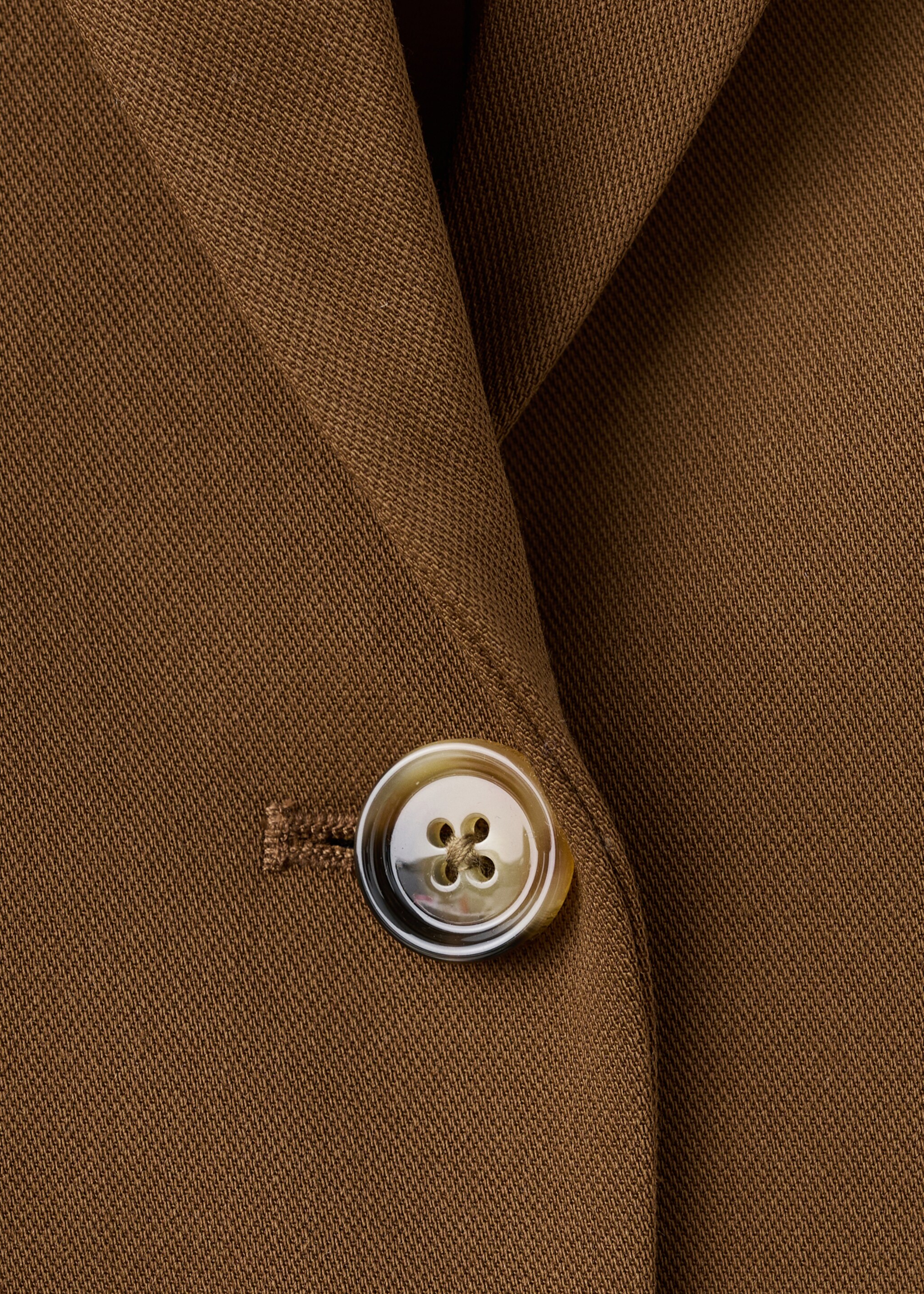 Straight jacket with flap pockets - Details of the article 8, Caramel. Ref: 27094774-00.