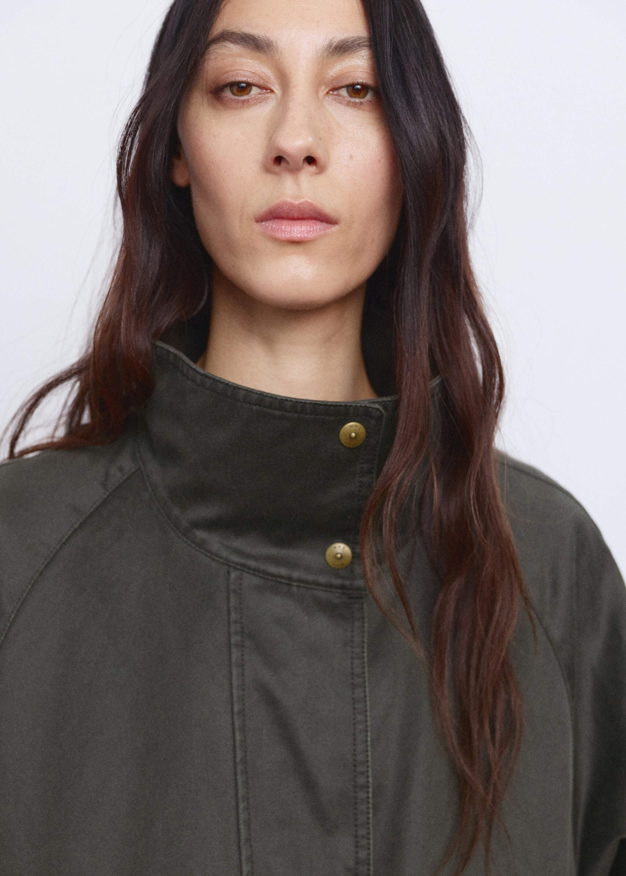 Funnel neck parka with pockets - Details of the article 1, Khaki. Ref: 27094776-00.